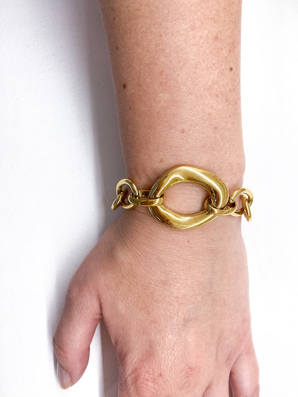 Bracelet chaîne large avec maillon central géométrique