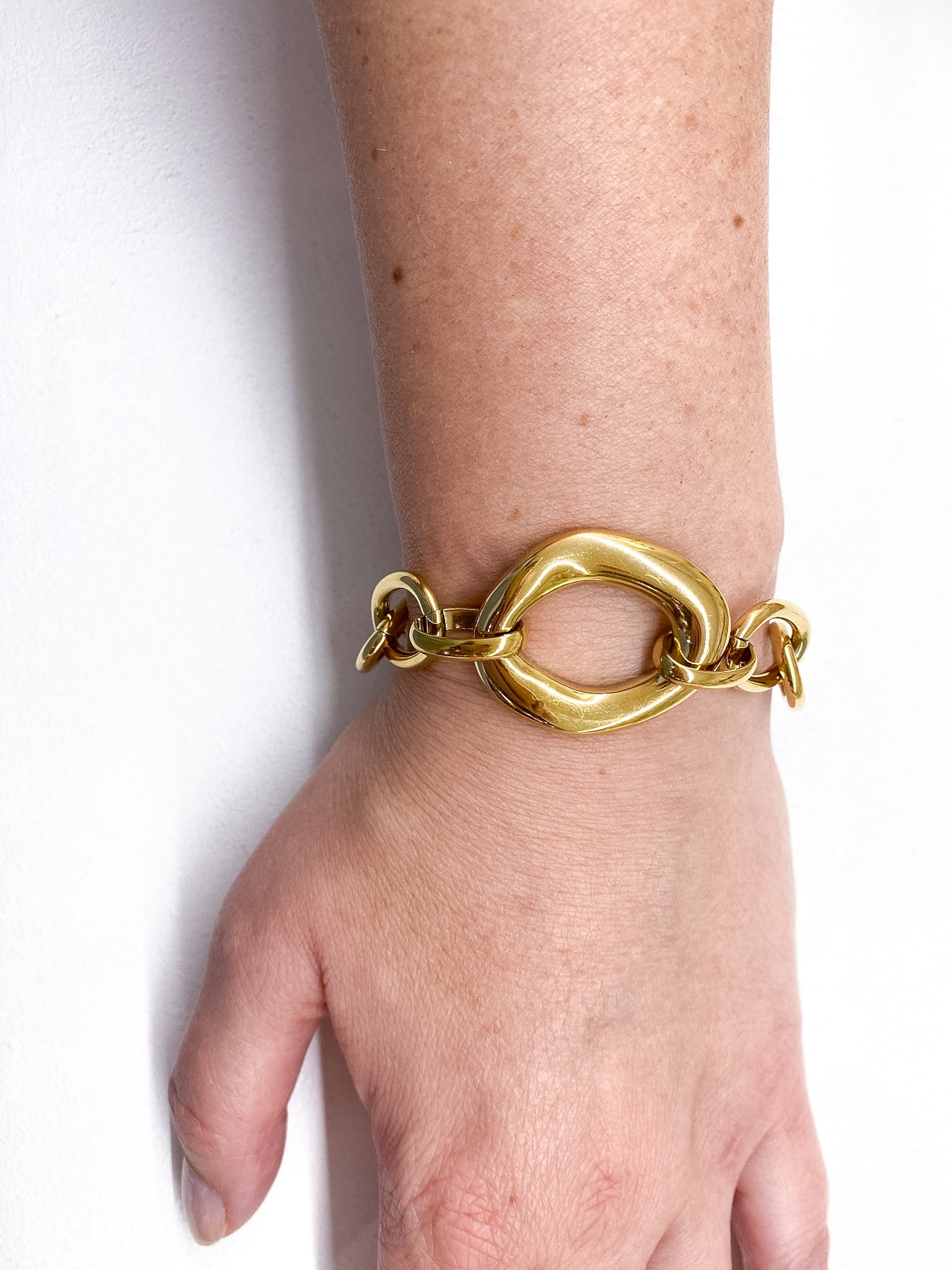 Bracelet chaîne large avec maillon central géométrique
