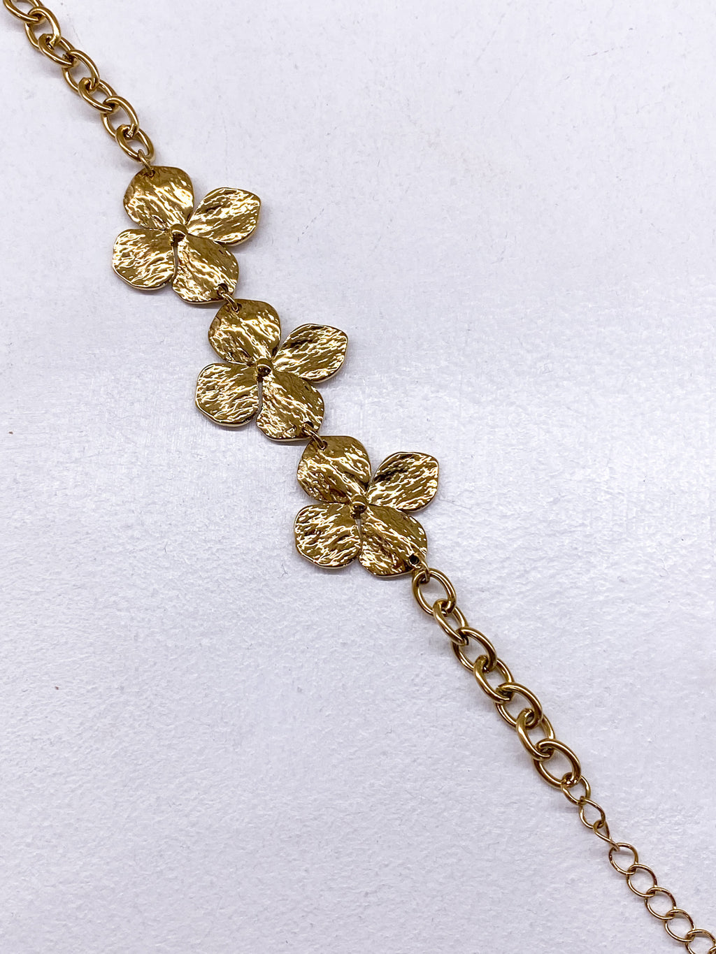 Bracelet fleurs martelées sur chaîne épaisse
