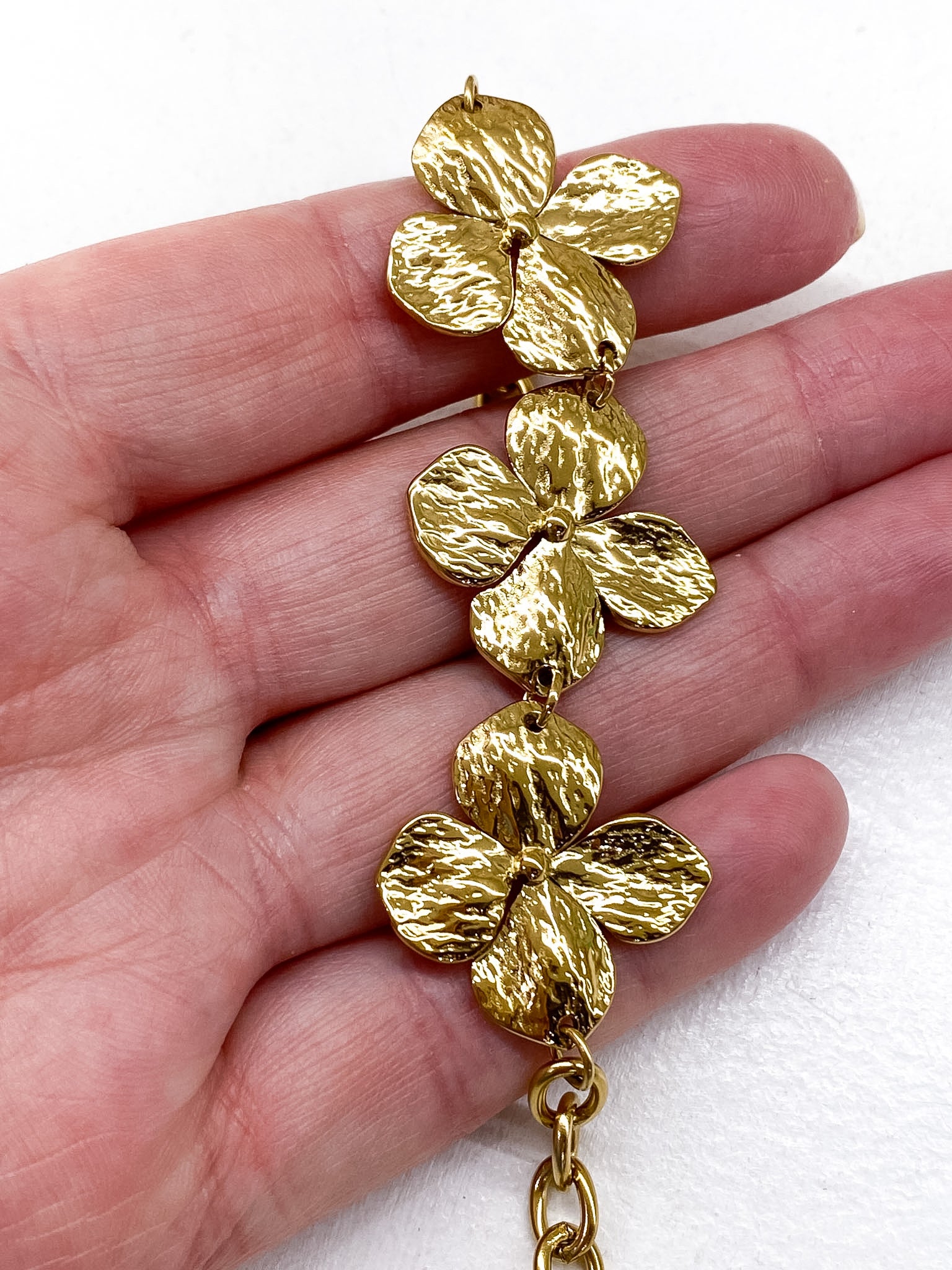 Bracelet fleurs martelées sur chaîne épaisse