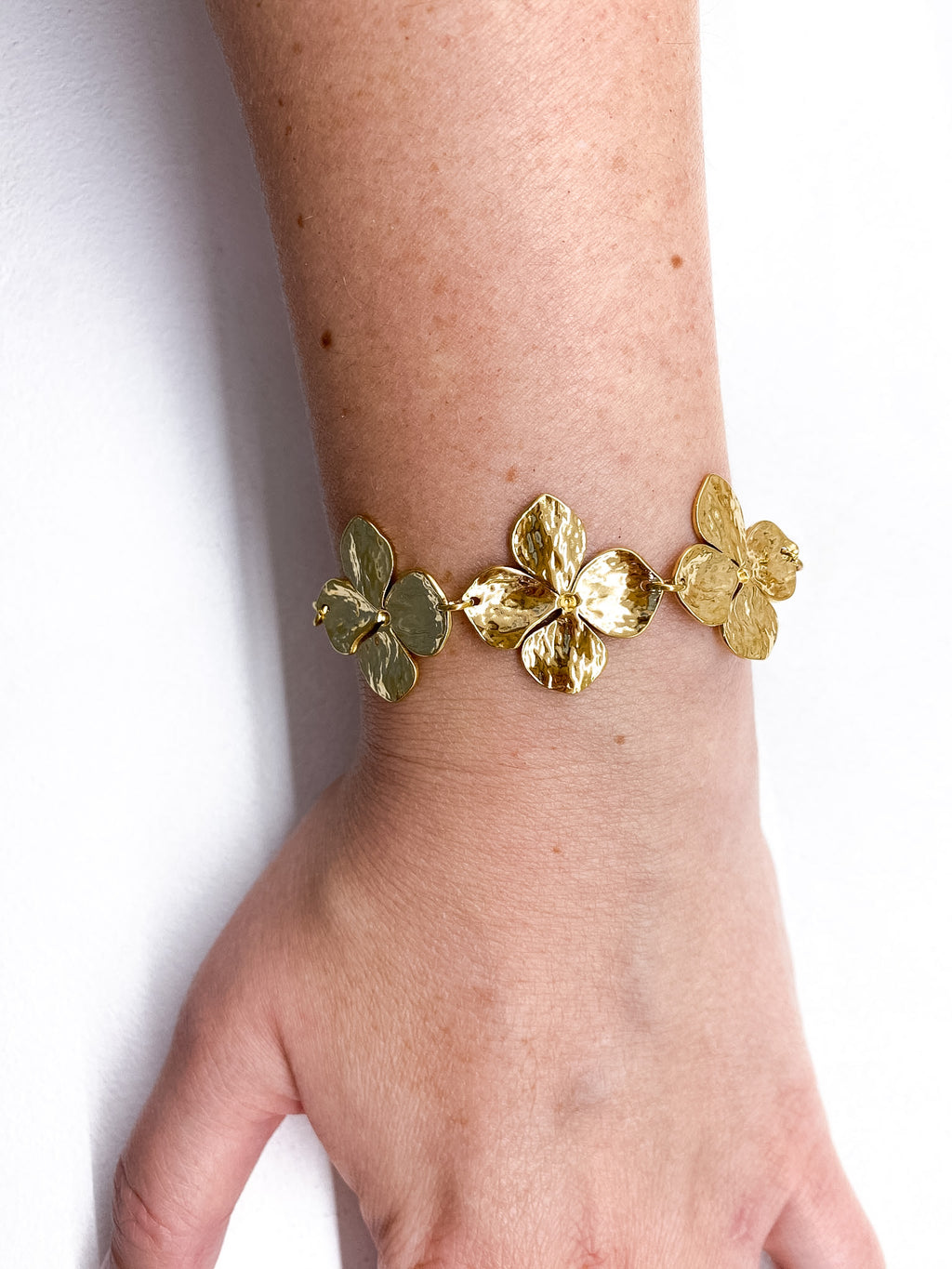 Bracelet fleurs martelées sur chaîne épaisse