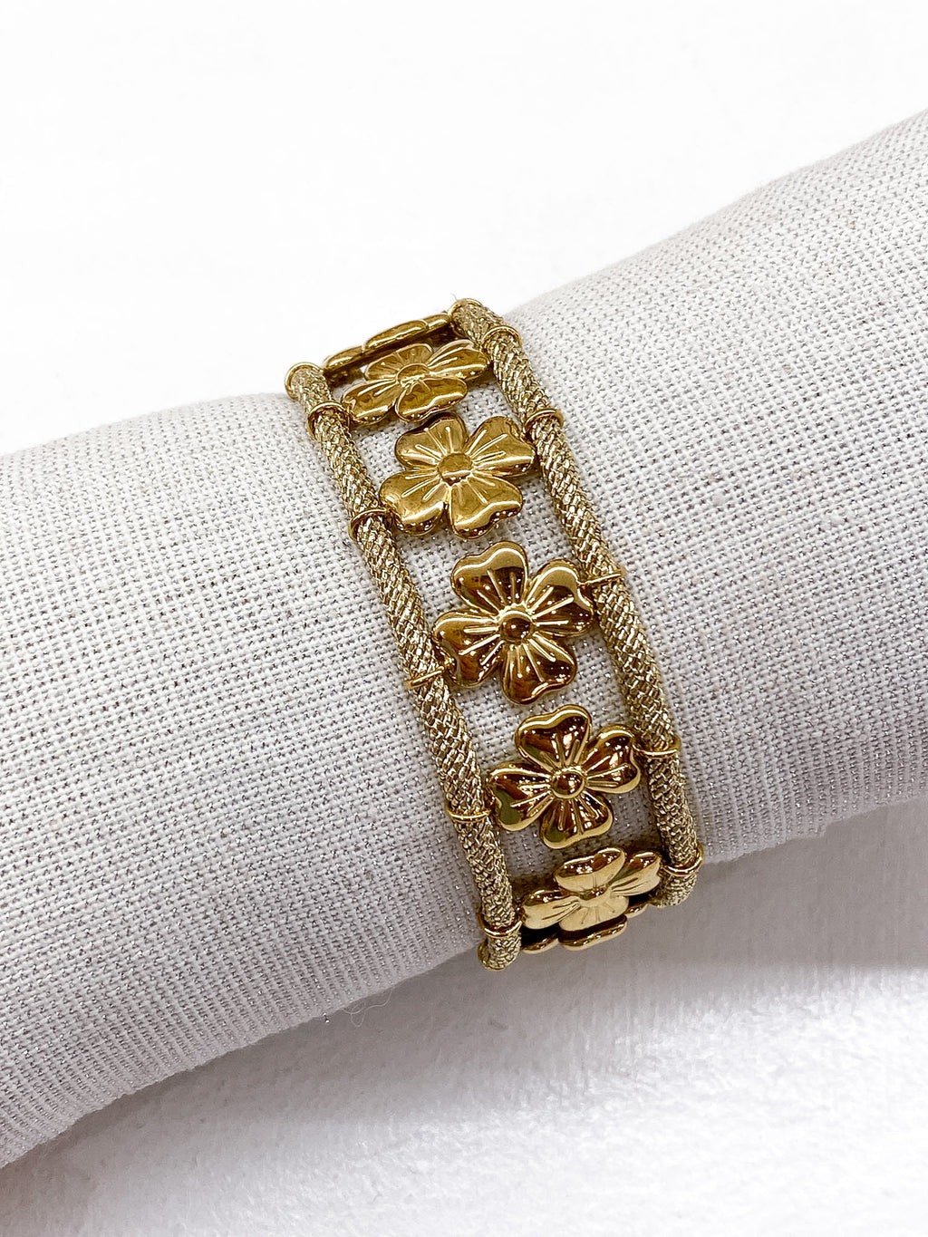 Bracelet large doré fleurs et cordons tressés