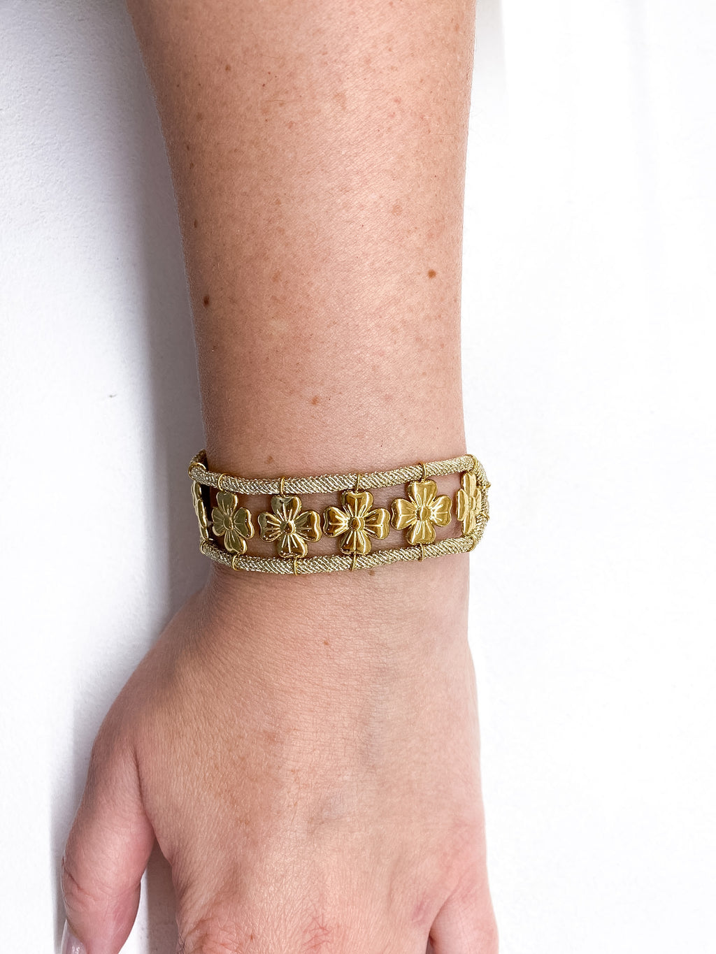 Bracelet large doré fleurs et cordons tressés