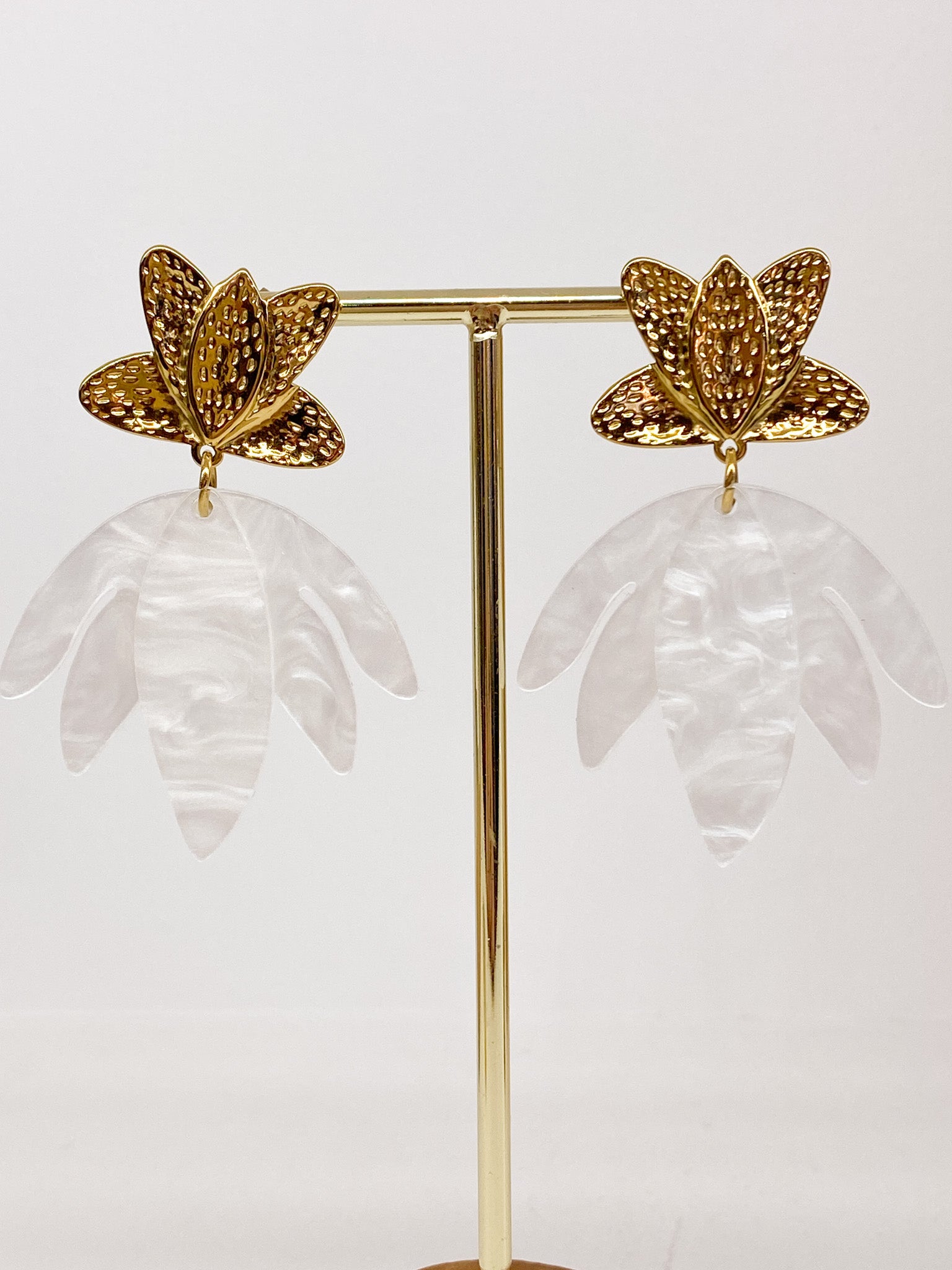 Boucles d’oreilles dorées martelées et pétales acétate