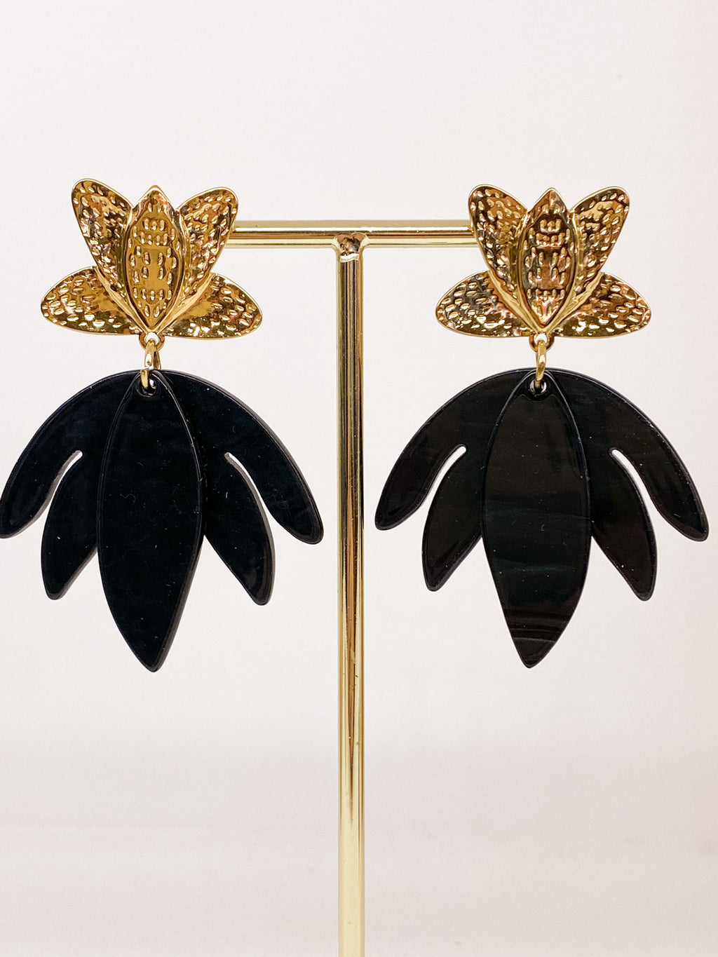 Boucles d’oreilles dorées martelées et pétales acétate