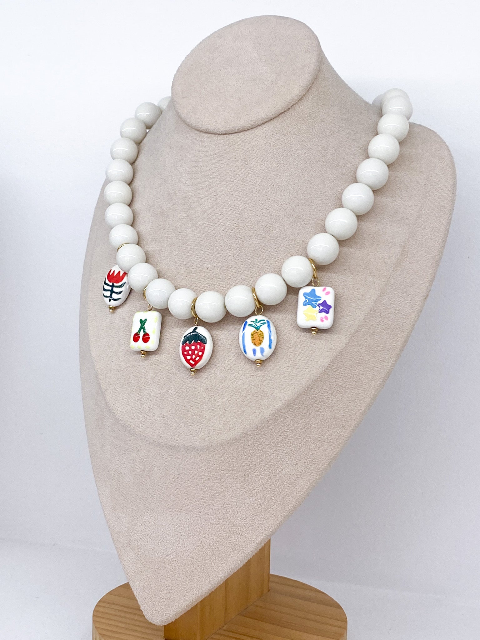 Collier perles colorées en acétate et pampilles fruits et fleurs