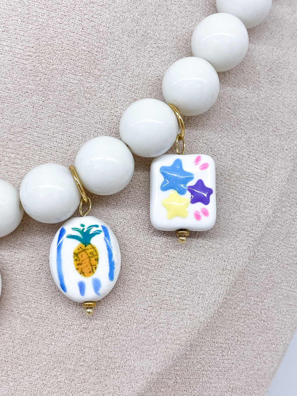 Collier perles colorées en acétate et pampilles fruits et fleurs