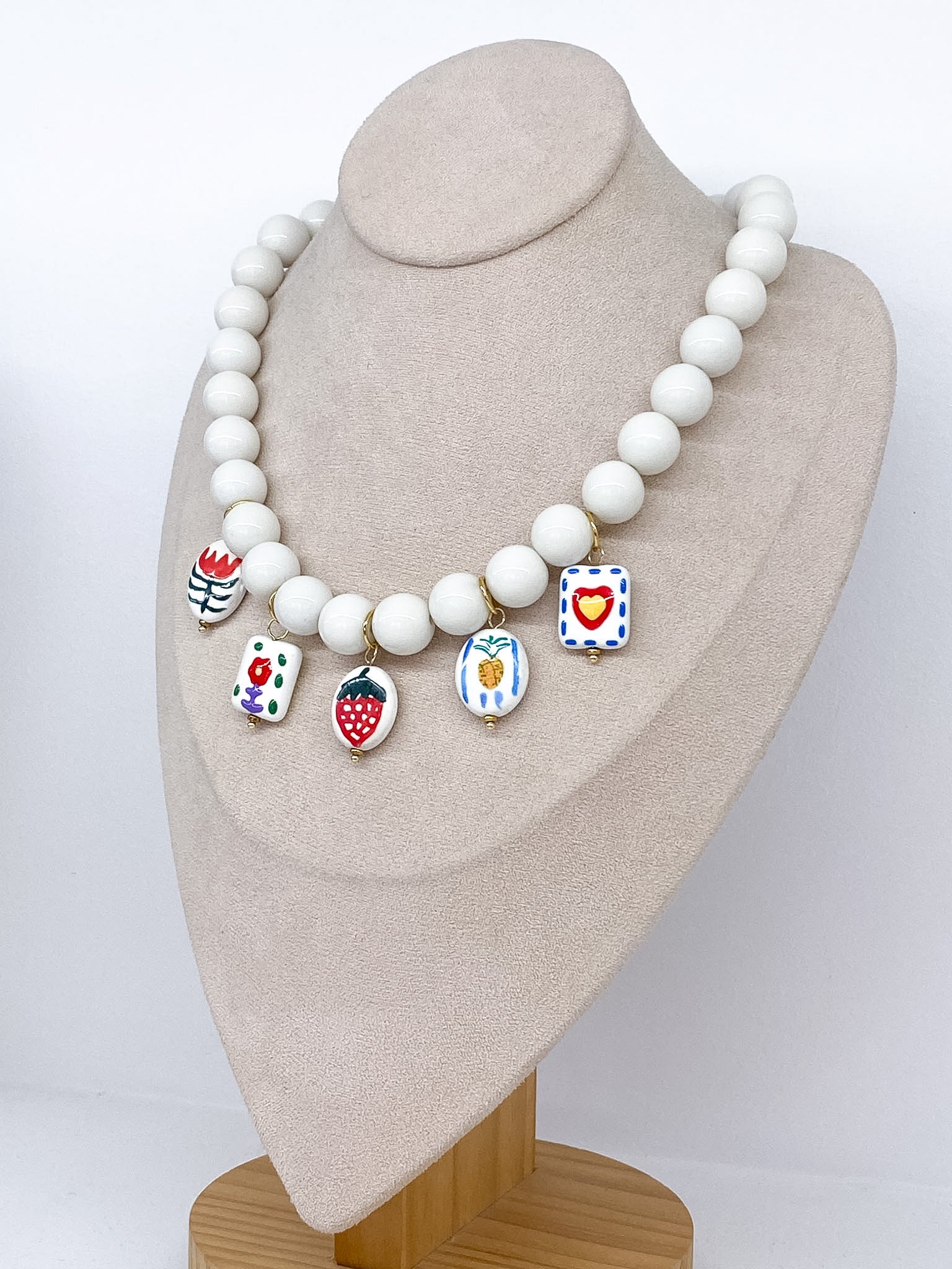 Collier perles colorées en acétate et pampilles fruits et fleurs