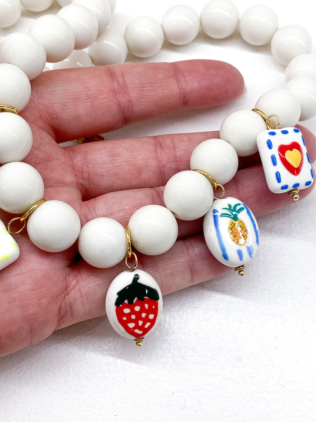 Collier perles colorées en acétate et pampilles fruits et fleurs