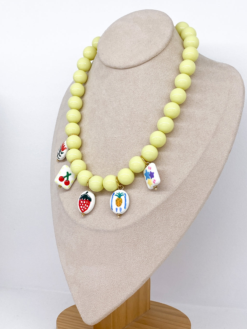 Collier perles colorées en acétate et pampilles fruits et fleurs
