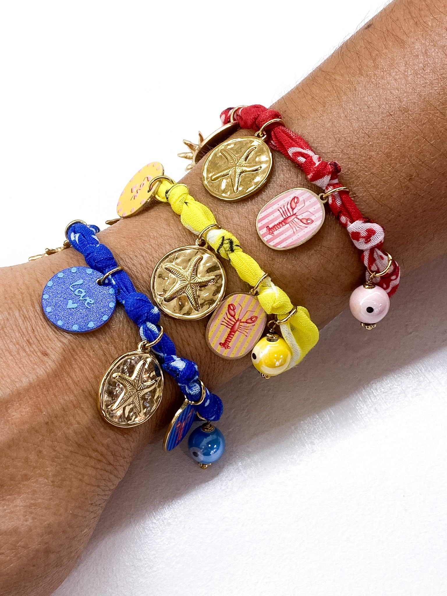 Bracelet en tissu bandana et pampilles dorées