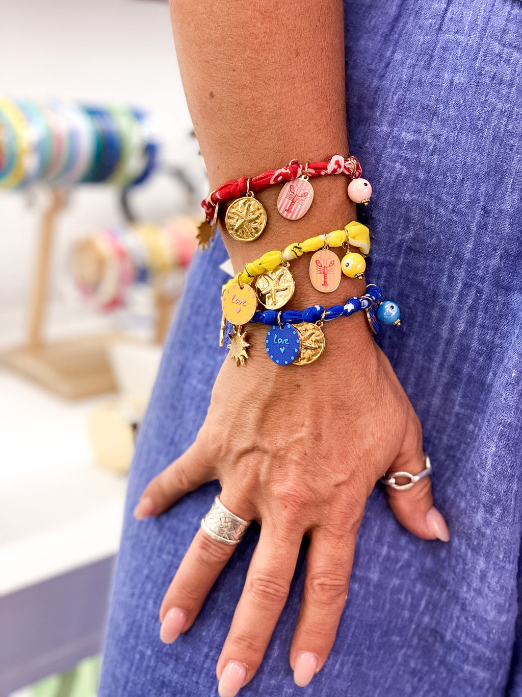 Bracelet en tissu bandana et pampilles dorées