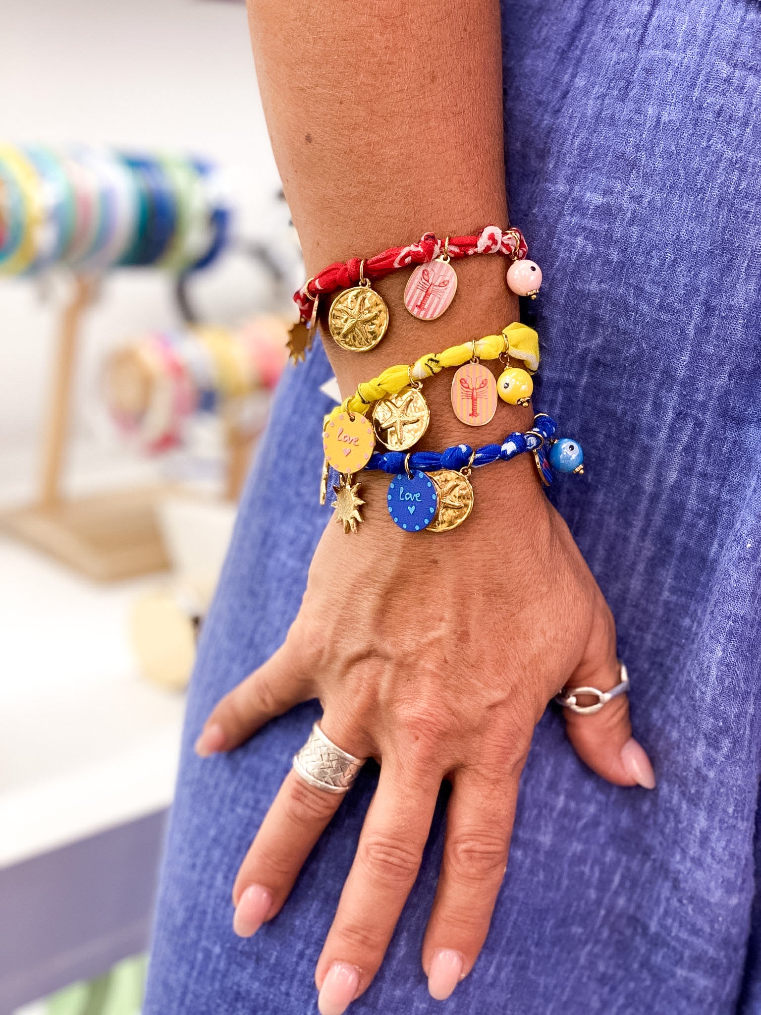Bracelet en tissu bandana et pampilles dorées
