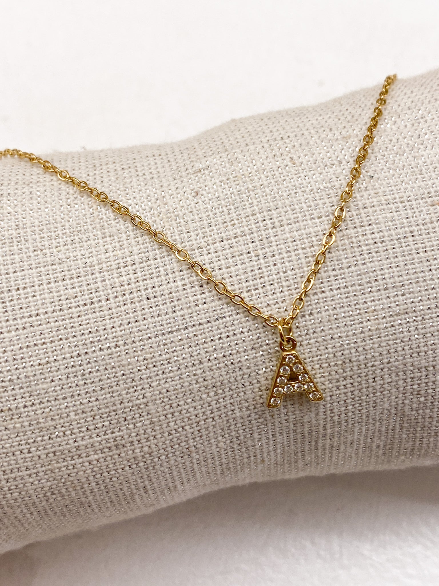 Collier doré personnalisé avec initiale ornée de strass