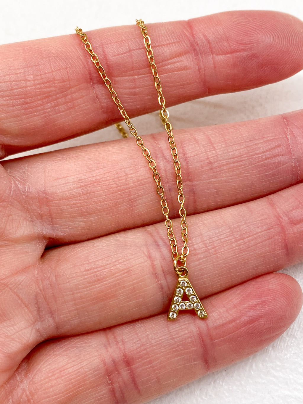 Collier doré personnalisé avec initiale ornée de strass