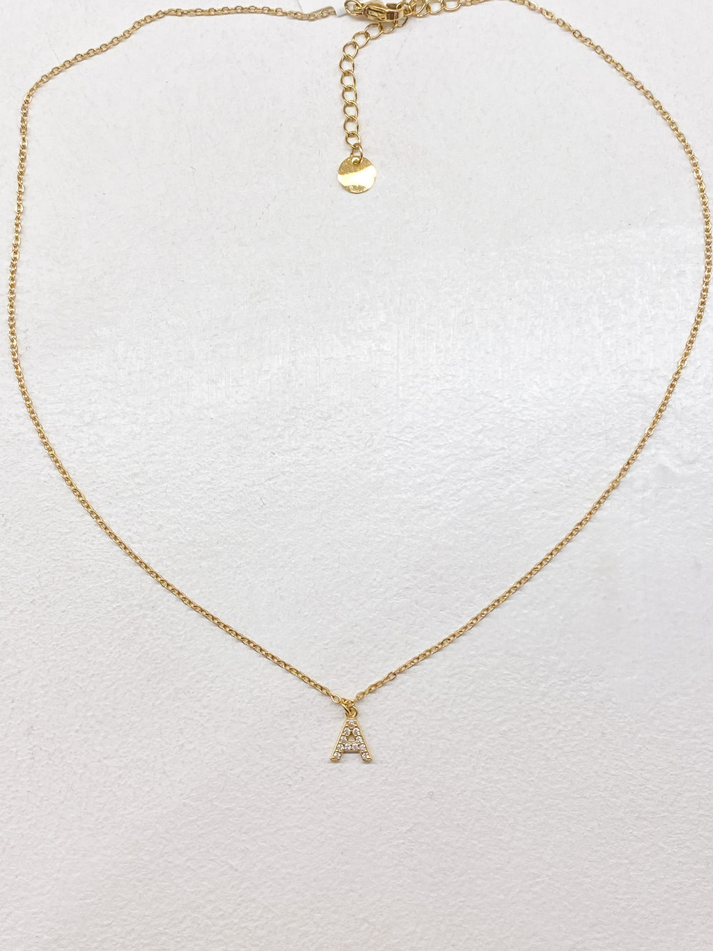 Collier doré personnalisé avec initiale ornée de strass