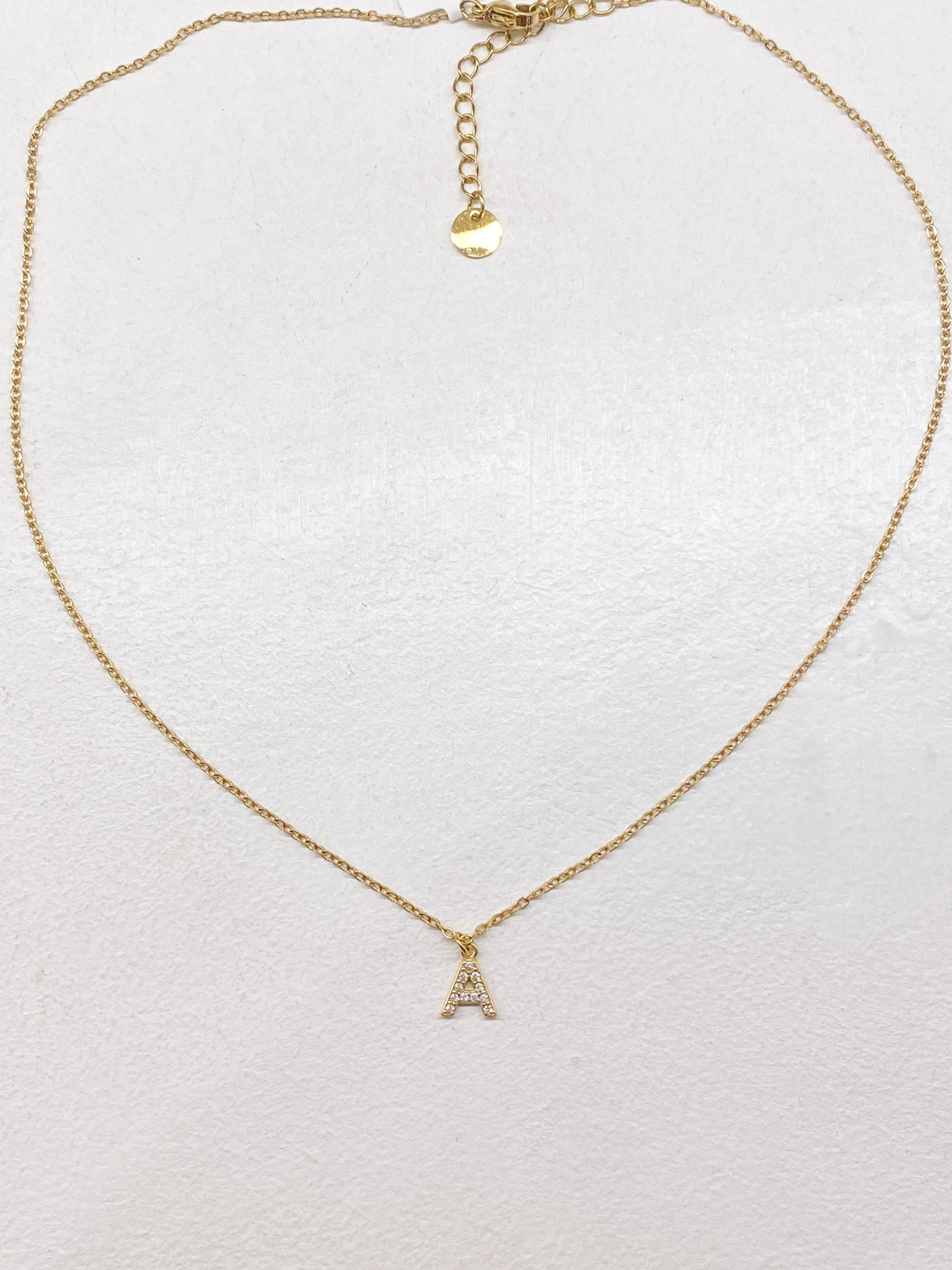 Collier doré personnalisé avec initiale ornée de strass