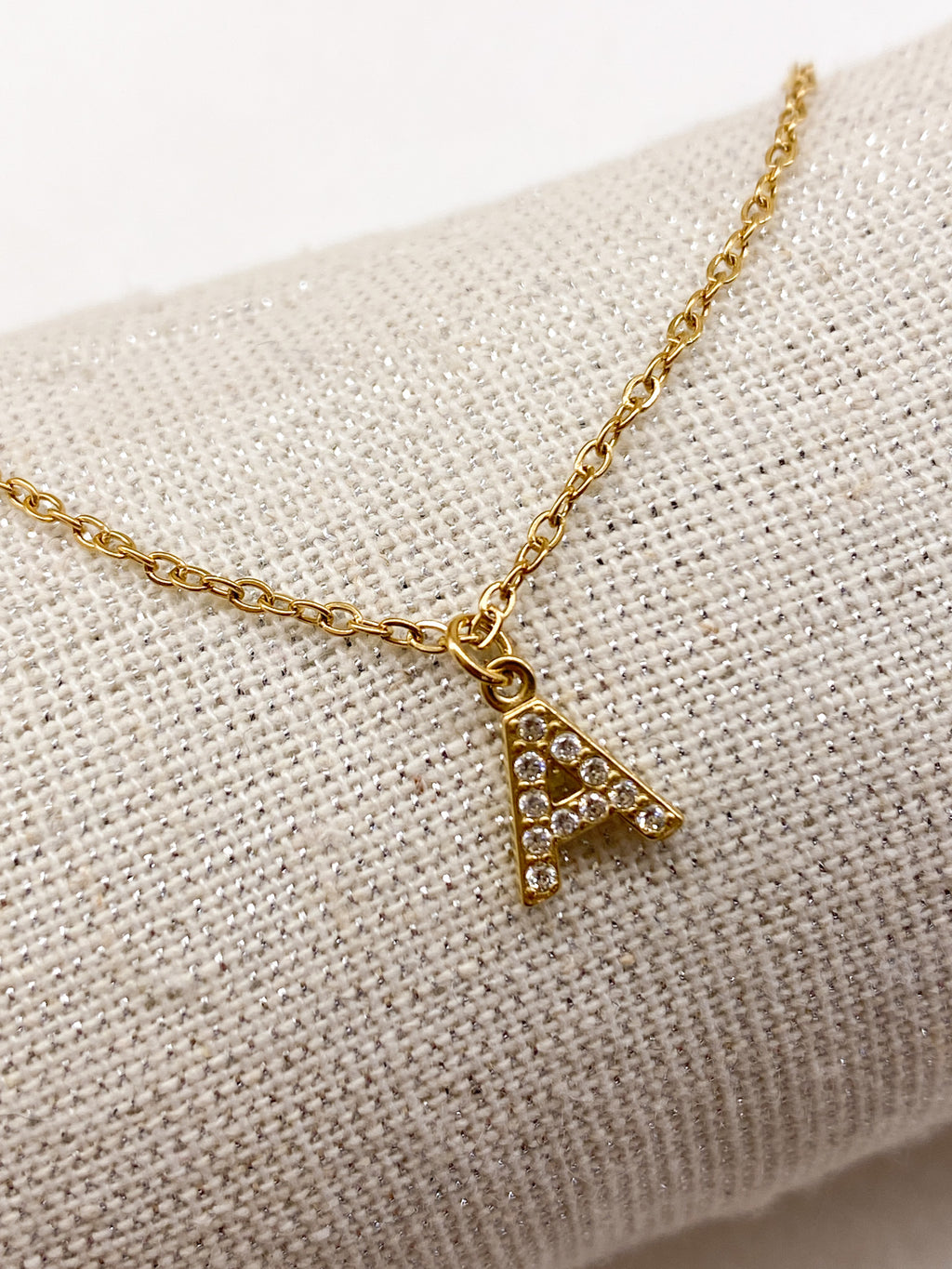 Collier doré personnalisé avec initiale ornée de strass