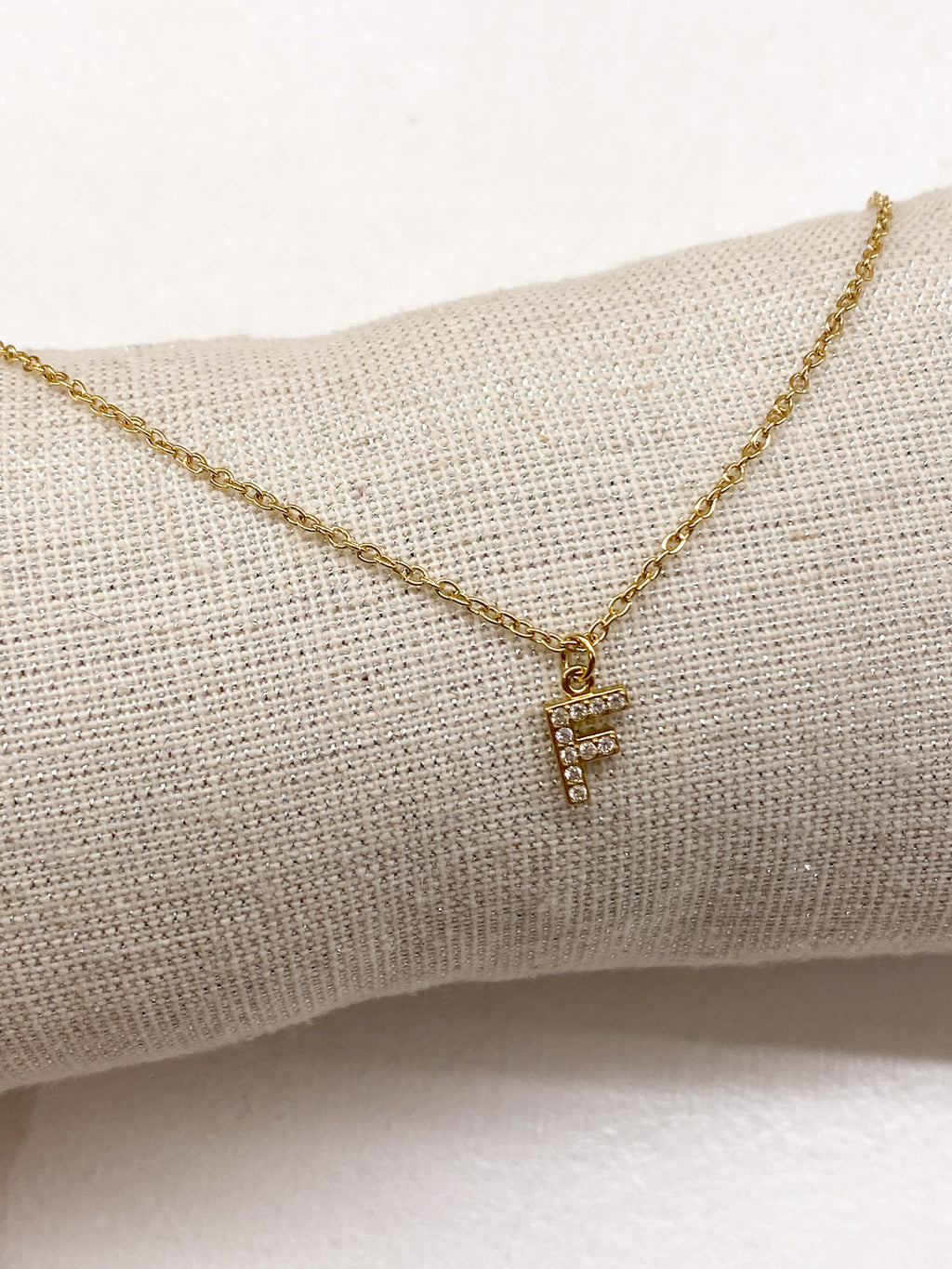 Collier doré personnalisé avec initiale ornée de strass