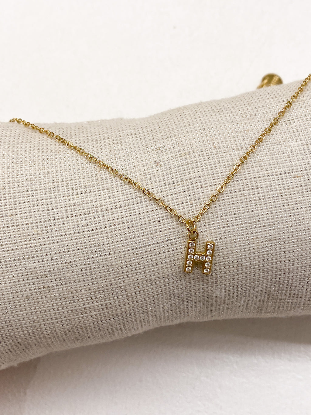 Collier doré personnalisé avec initiale ornée de strass