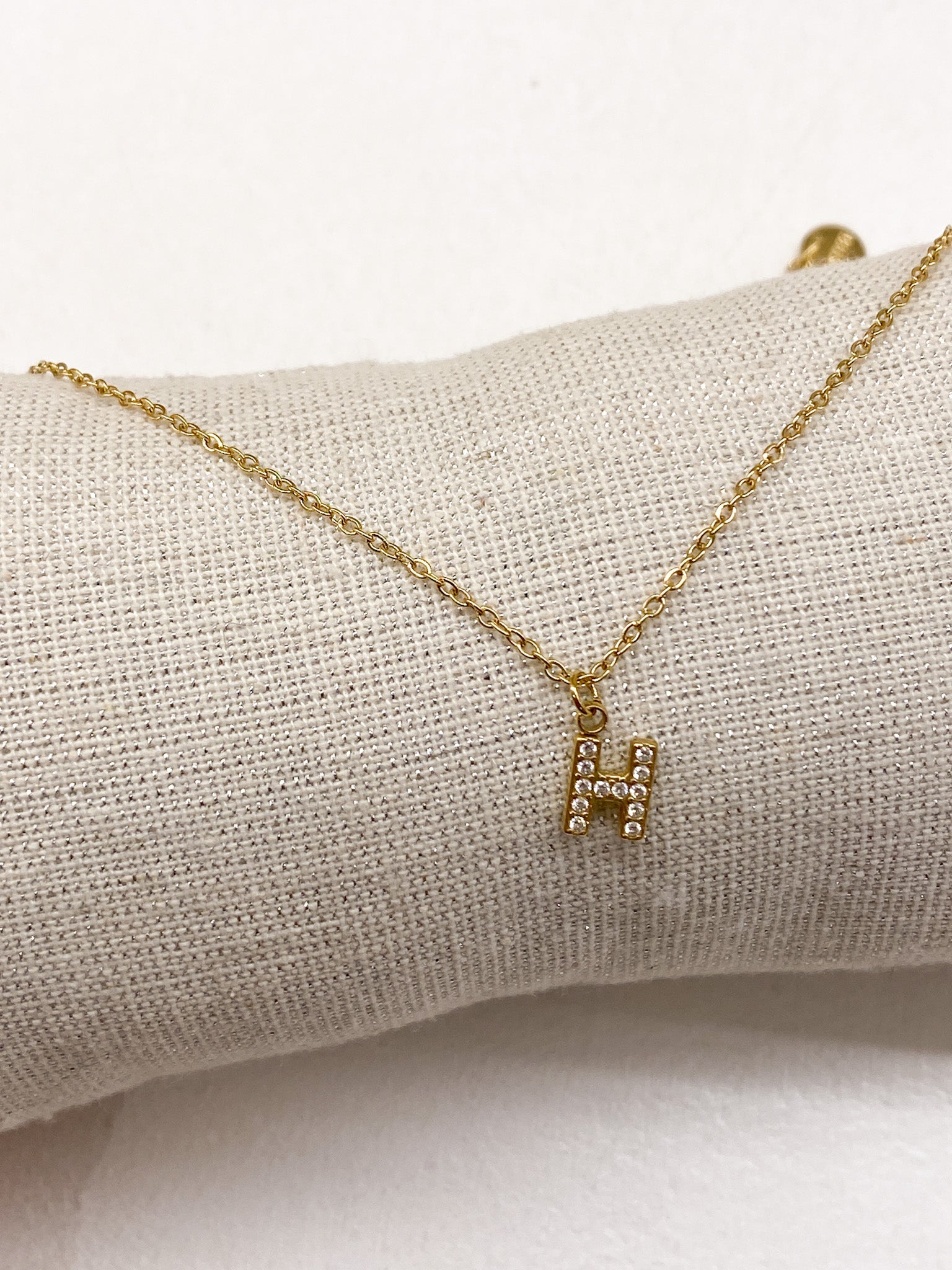 Collier doré personnalisé avec initiale ornée de strass