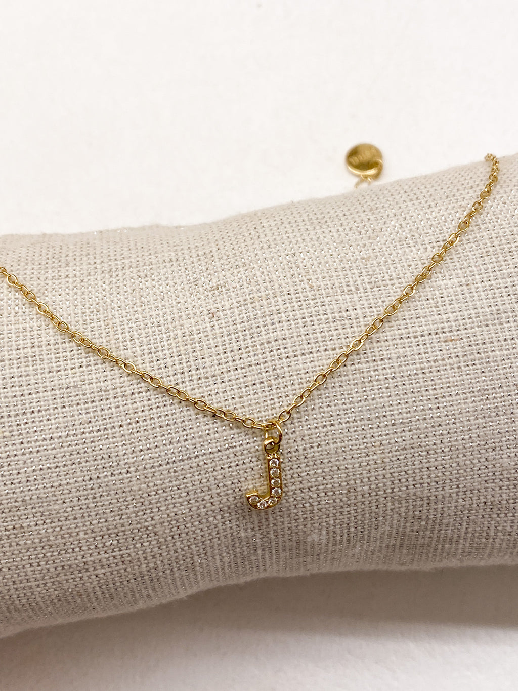 Collier doré personnalisé avec initiale ornée de strass