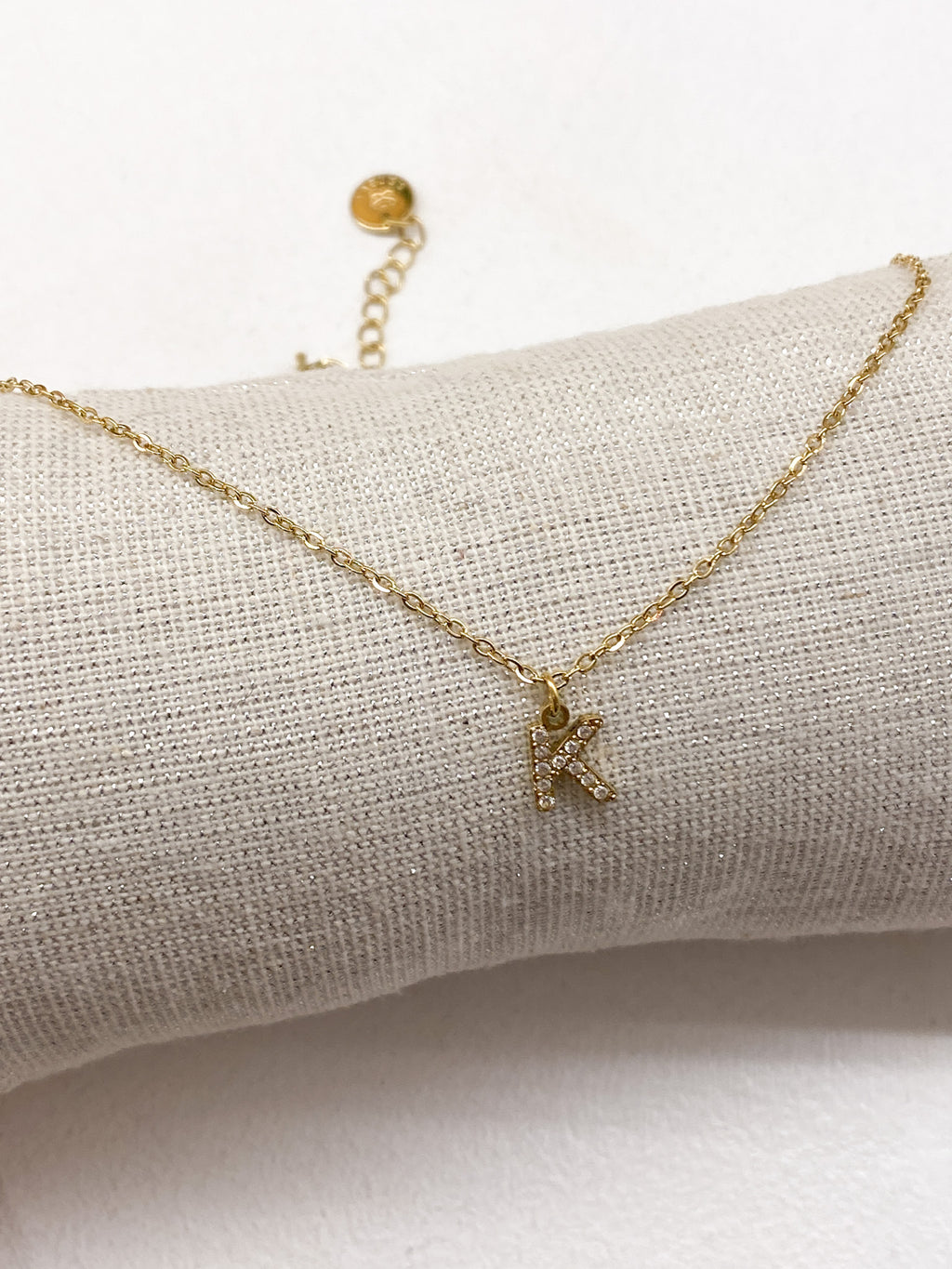Collier doré personnalisé avec initiale ornée de strass