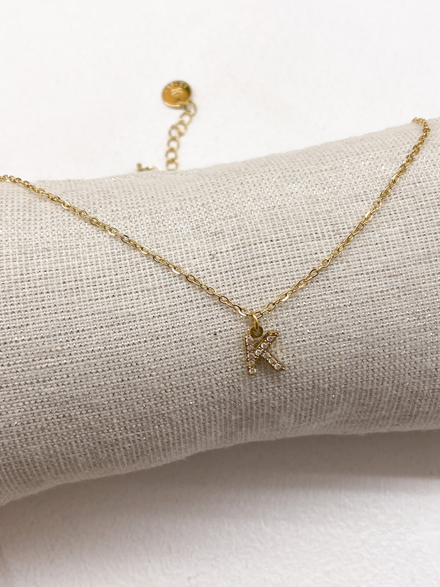 Collier doré personnalisé avec initiale ornée de strass