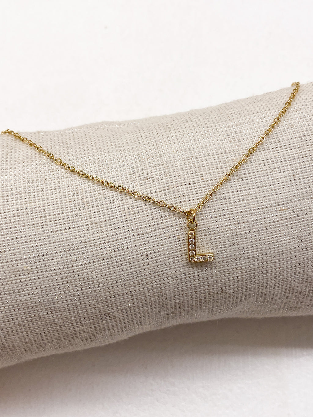 Collier doré personnalisé avec initiale ornée de strass
