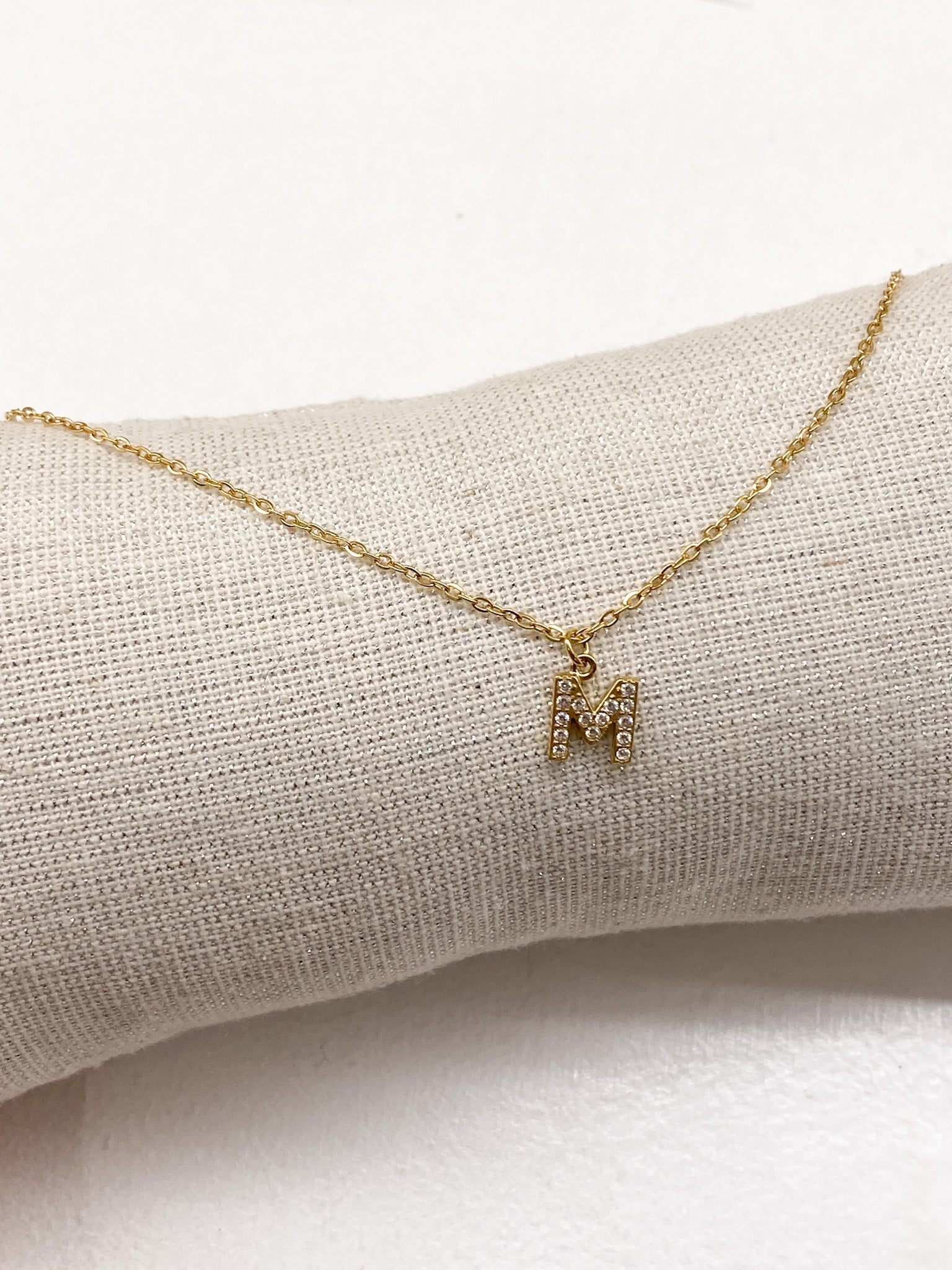 Collier doré personnalisé avec initiale ornée de strass