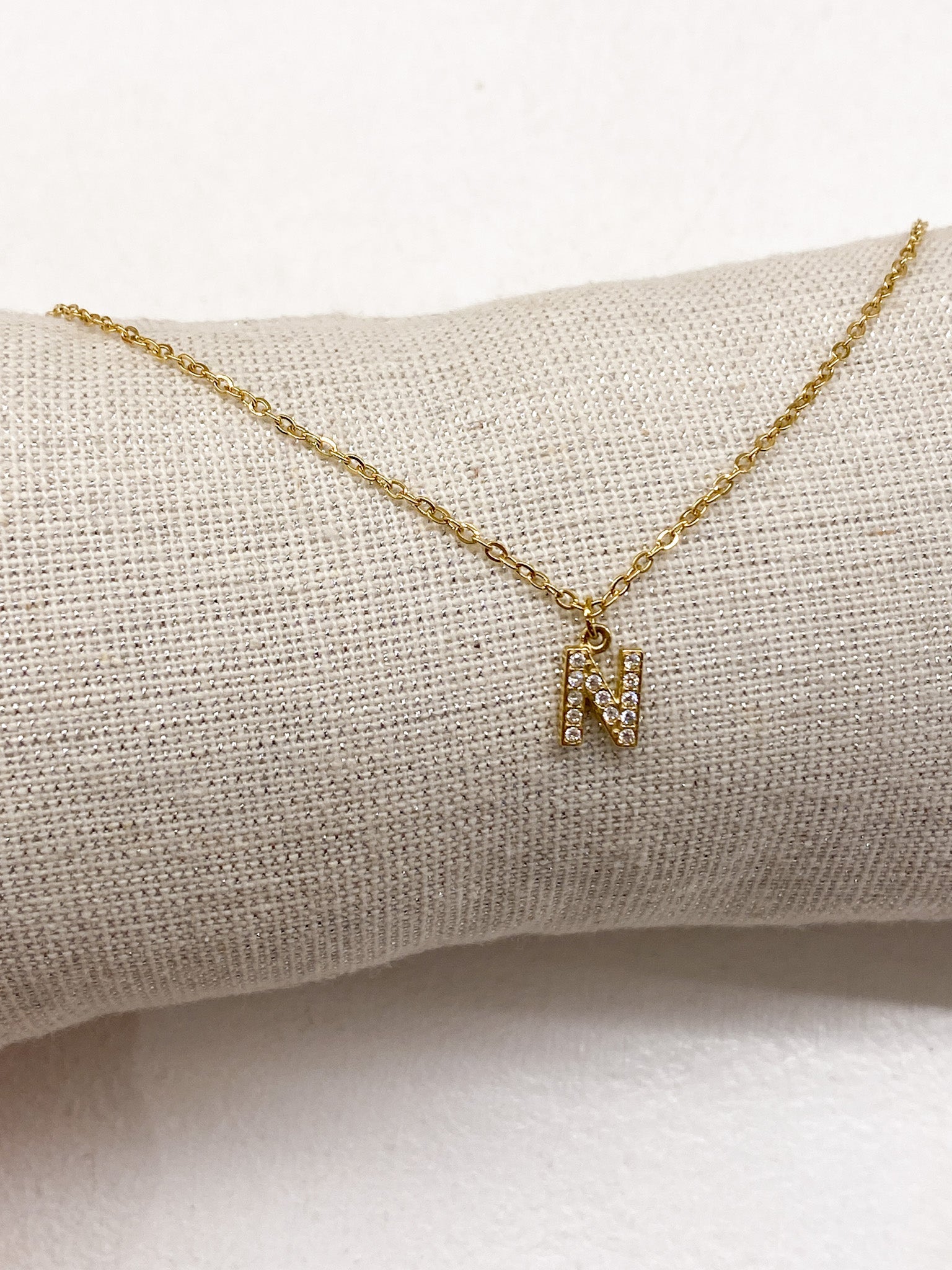 Collier doré personnalisé avec initiale ornée de strass