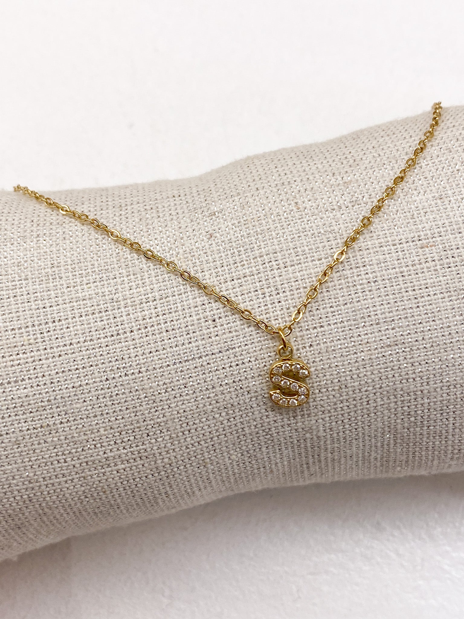 Collier doré personnalisé avec initiale ornée de strass
