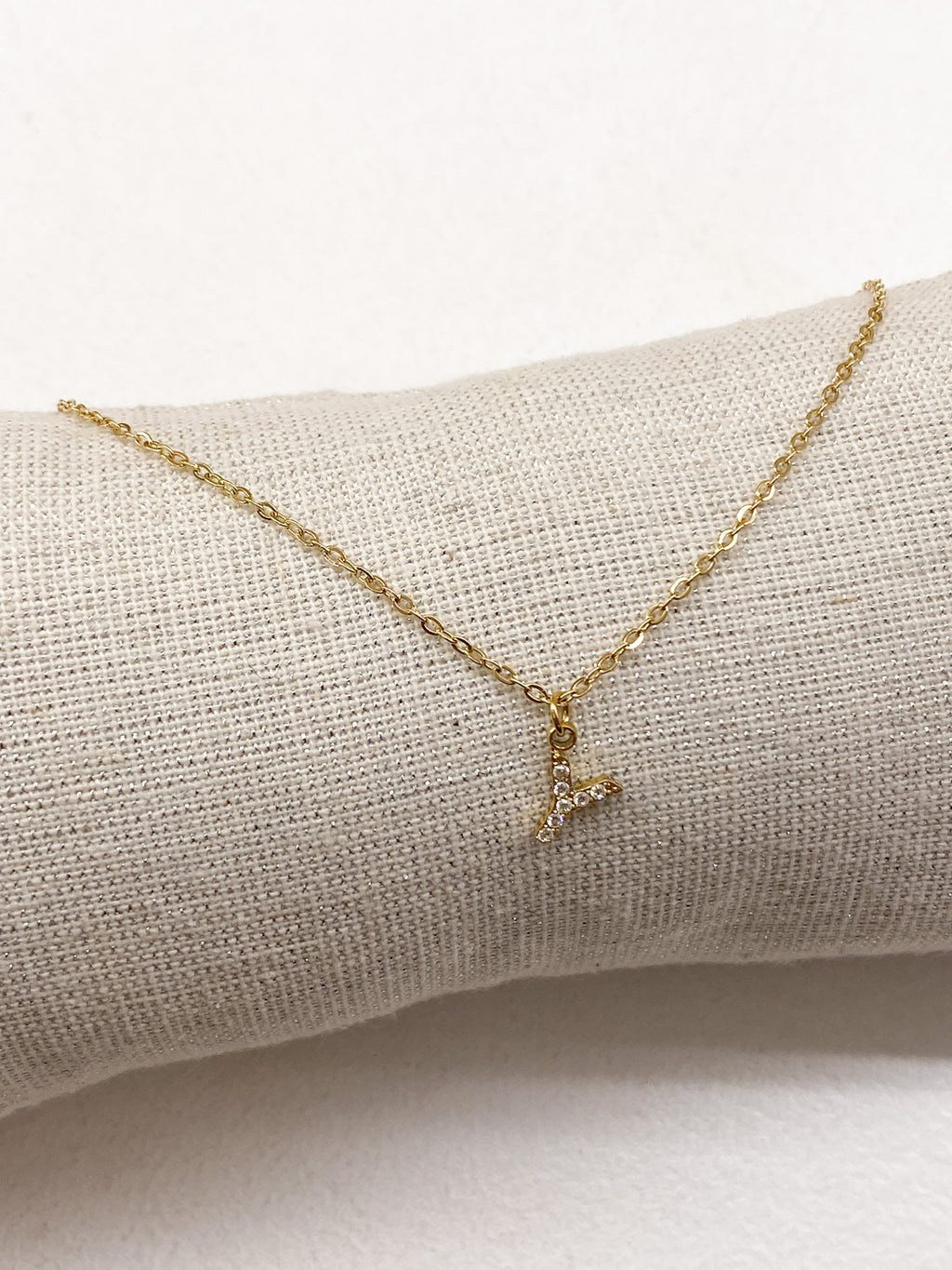 Collier doré personnalisé avec initiale ornée de strass