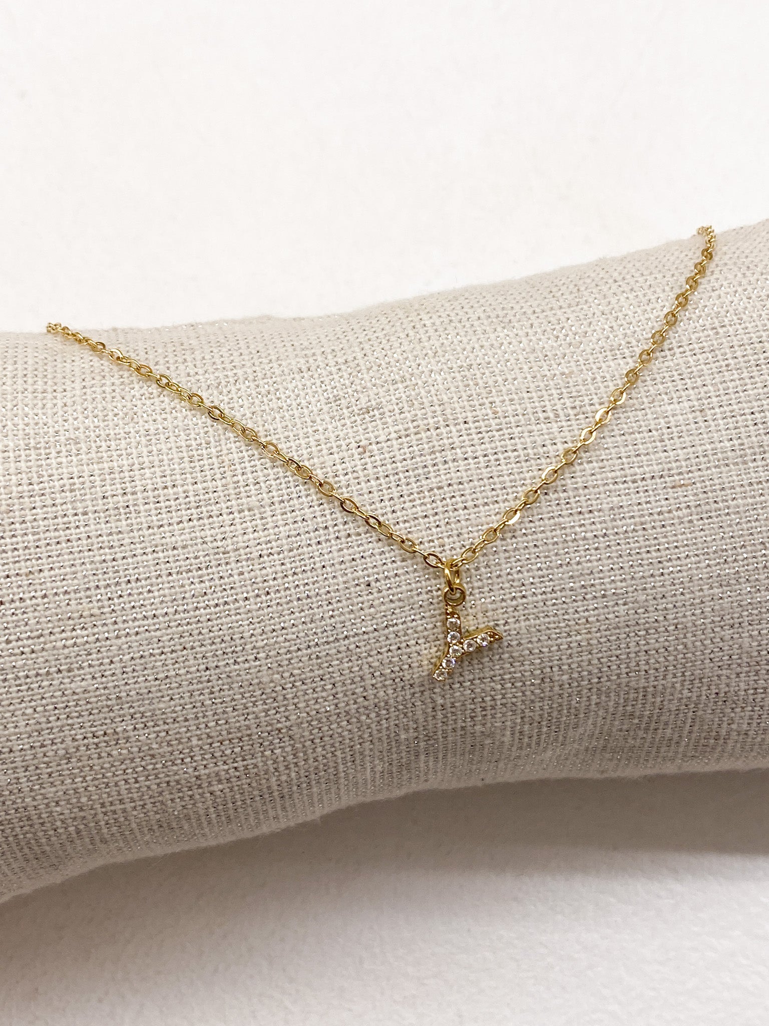 Collier doré personnalisé avec initiale ornée de strass
