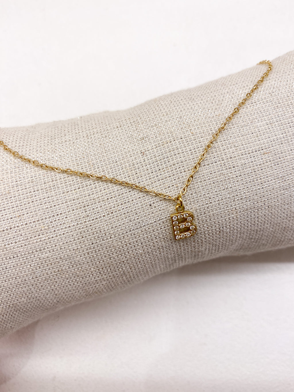Collier doré personnalisé avec initiale ornée de strass