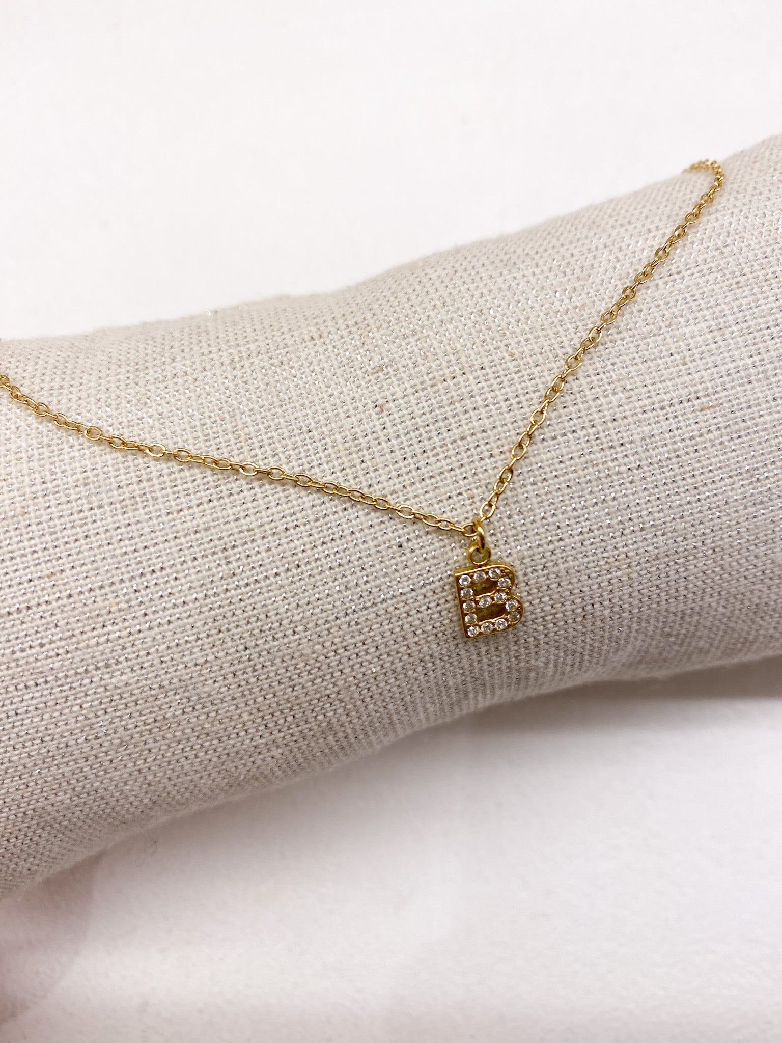 Collier doré personnalisé avec initiale ornée de strass