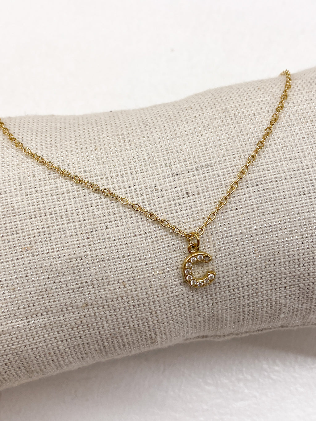 Collier doré personnalisé avec initiale ornée de strass