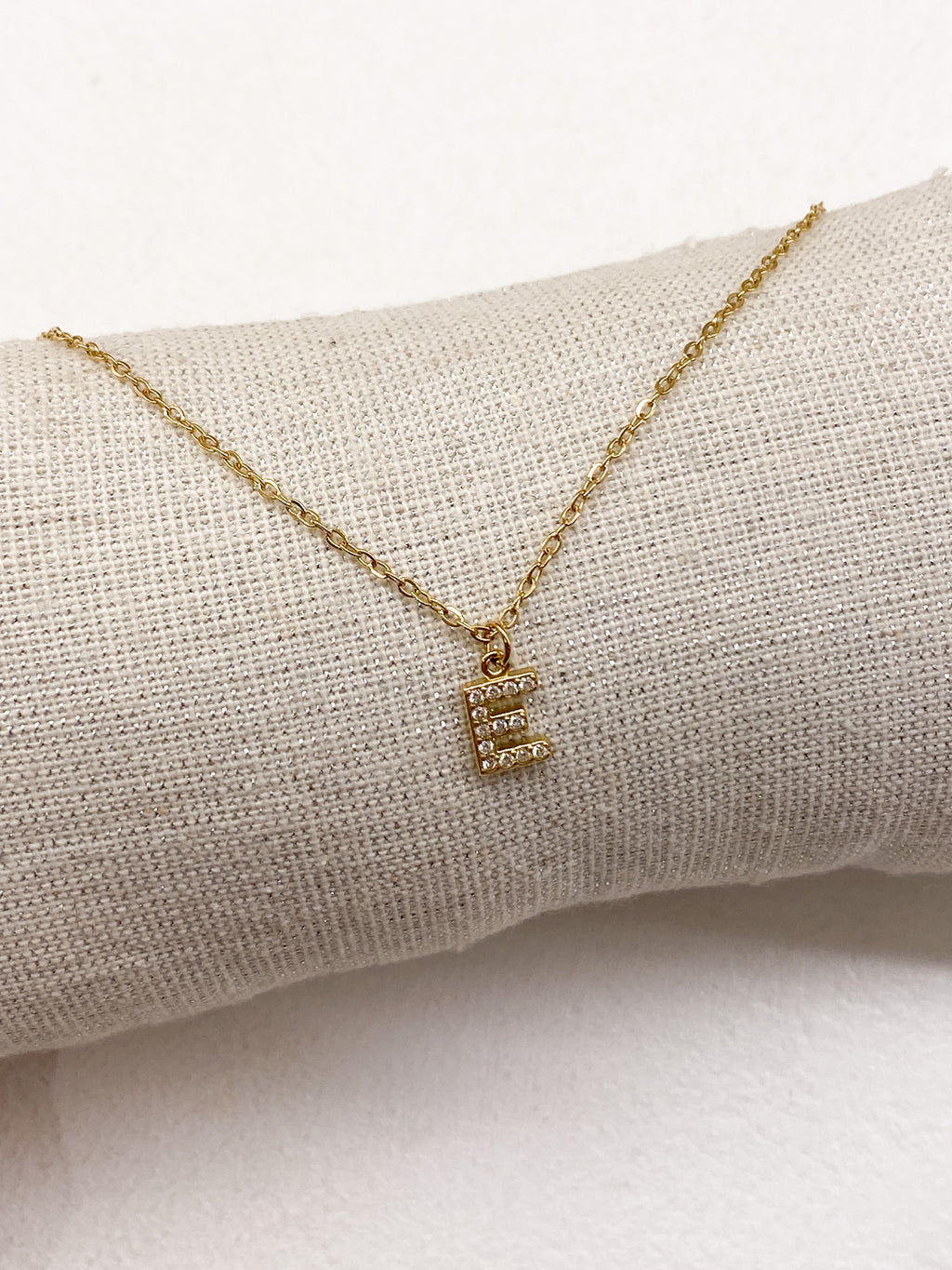Collier doré personnalisé avec initiale ornée de strass