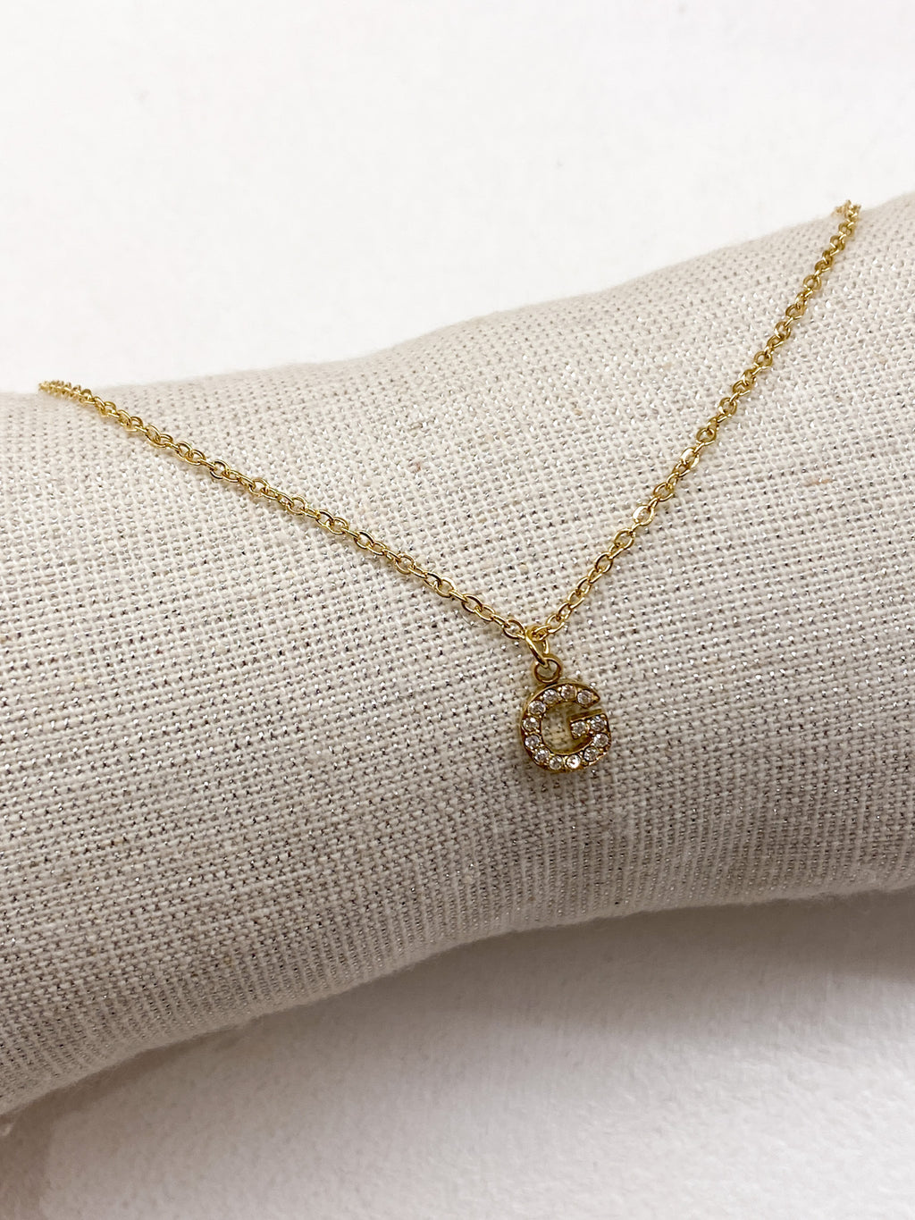 Collier doré personnalisé avec initiale ornée de strass