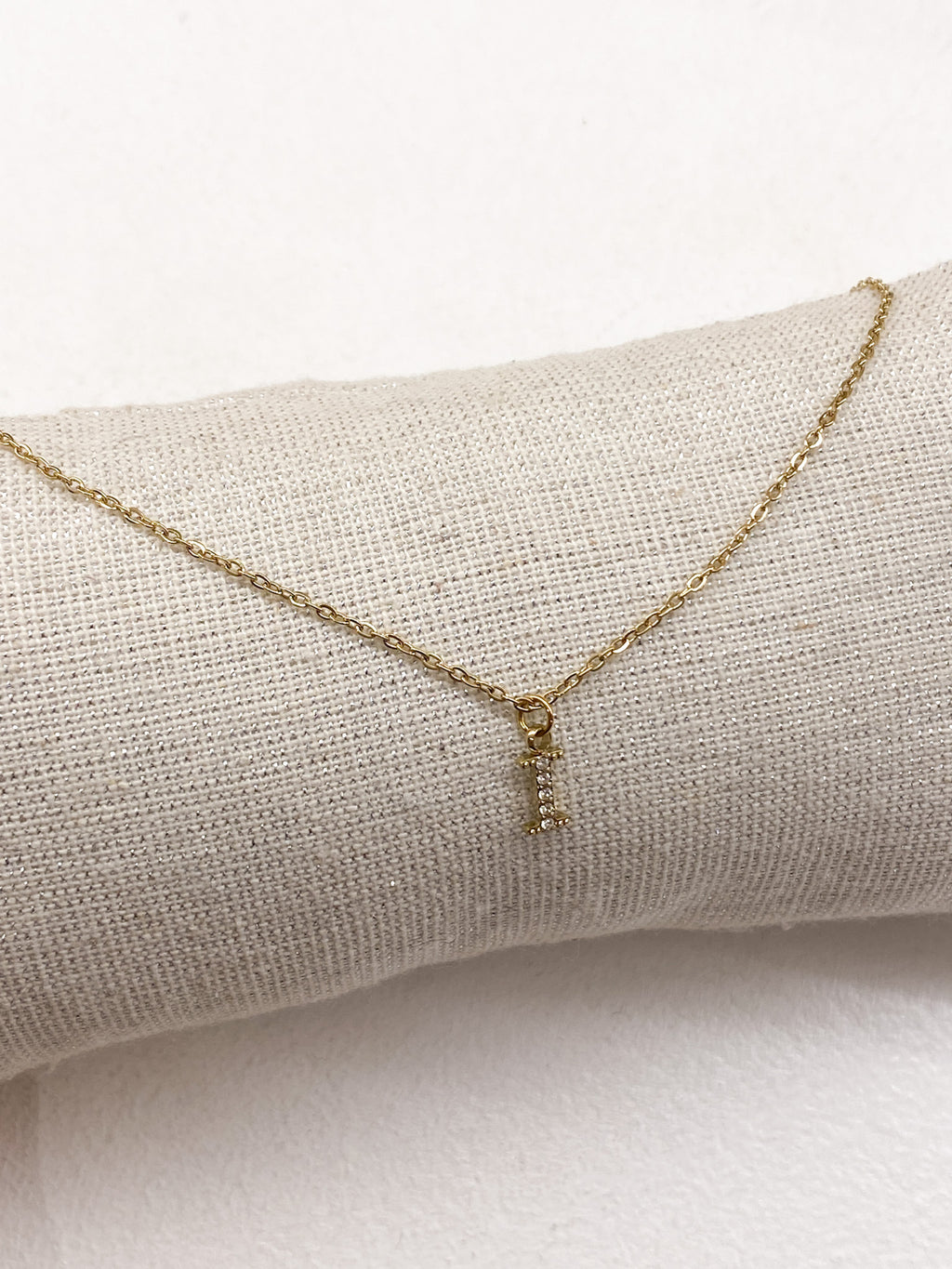 Collier doré personnalisé avec initiale ornée de strass