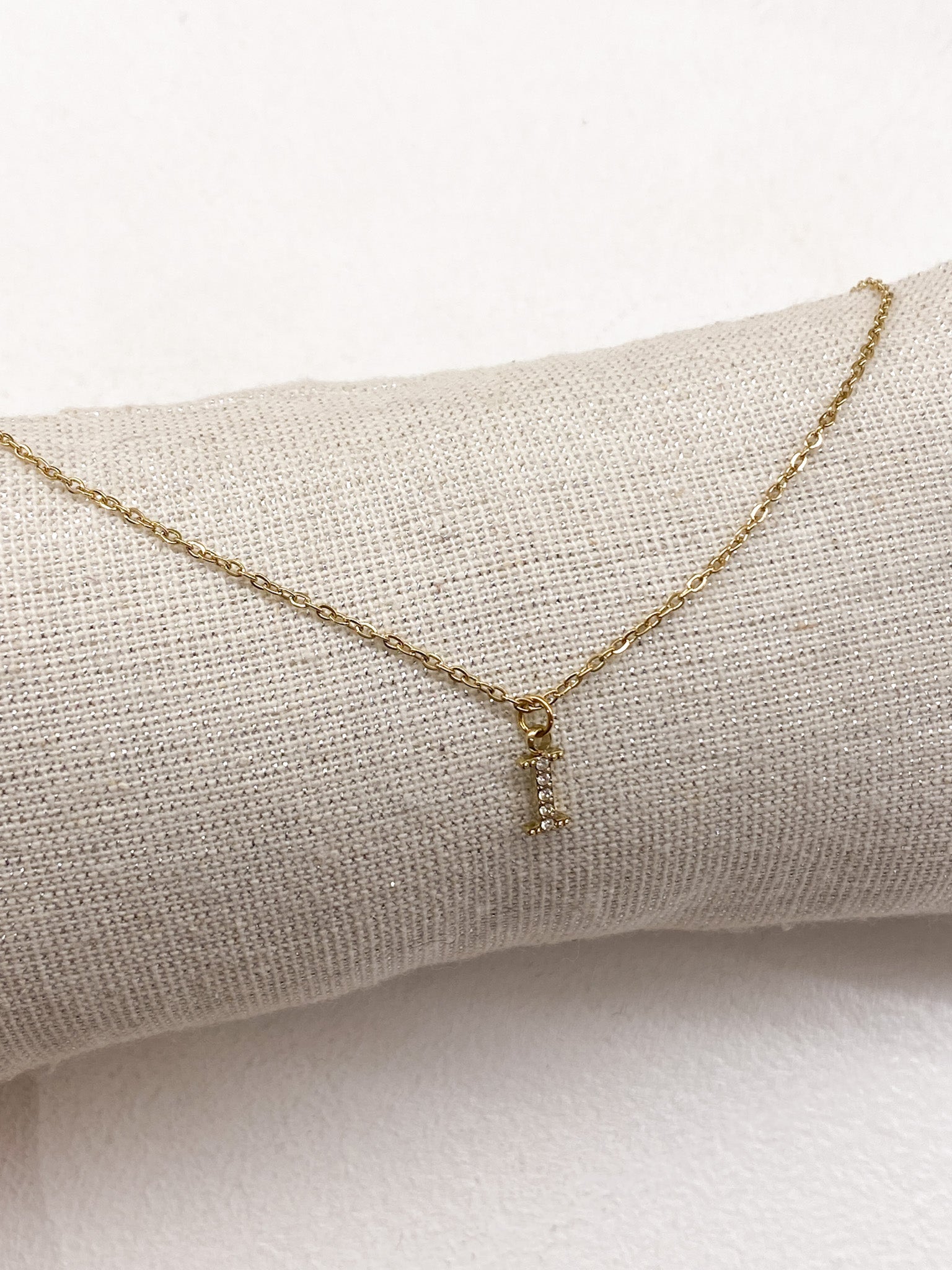 Collier doré personnalisé avec initiale ornée de strass