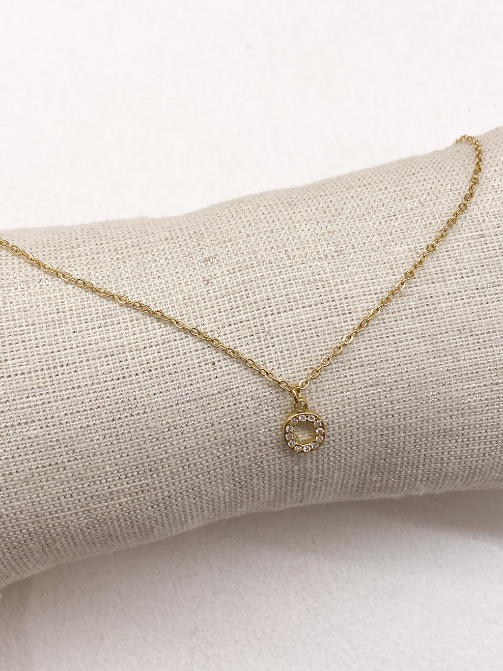 Collier doré personnalisé avec initiale ornée de strass
