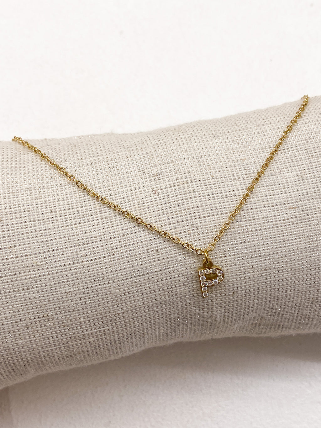 Collier doré personnalisé avec initiale ornée de strass