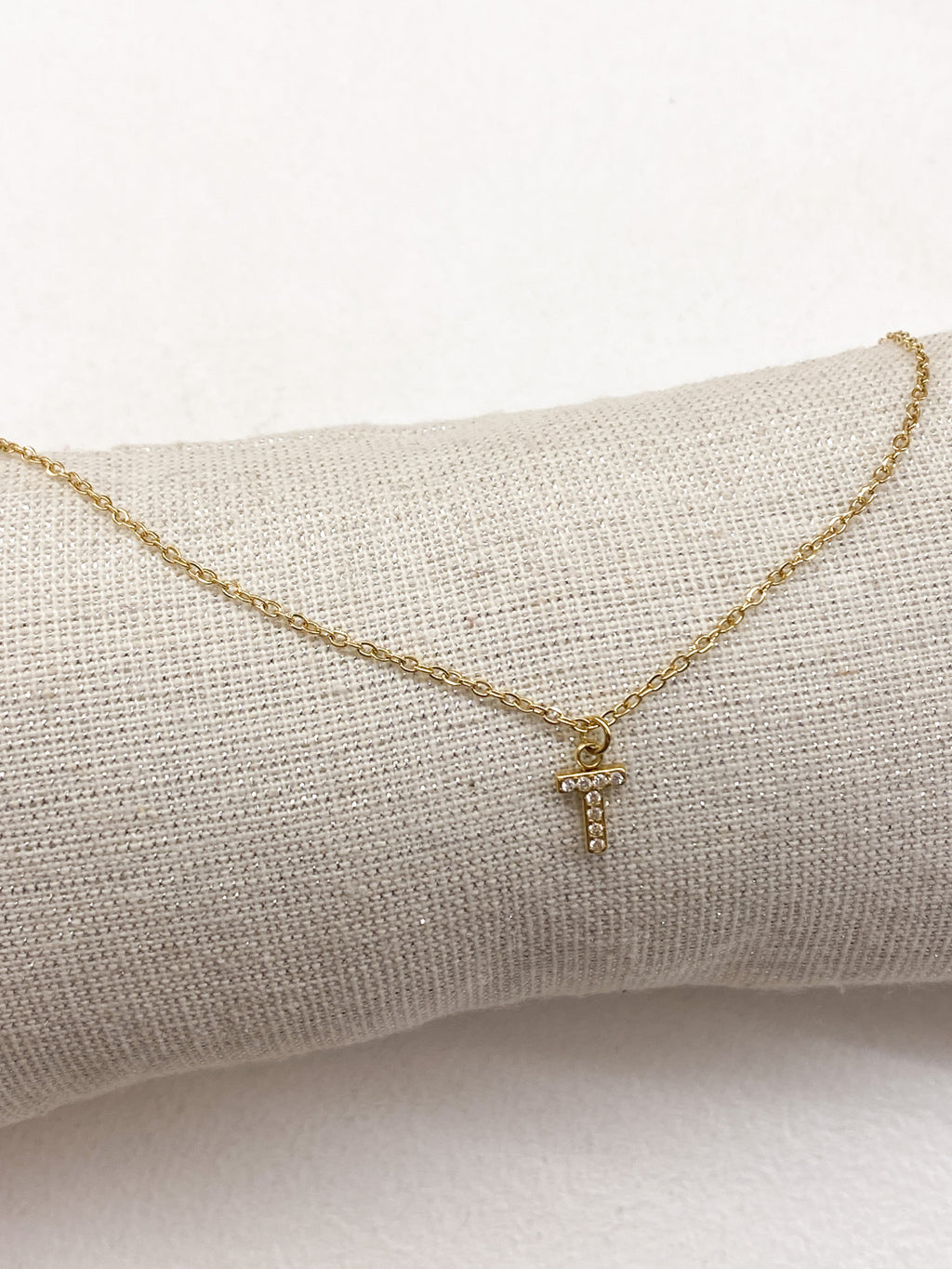Collier doré personnalisé avec initiale ornée de strass