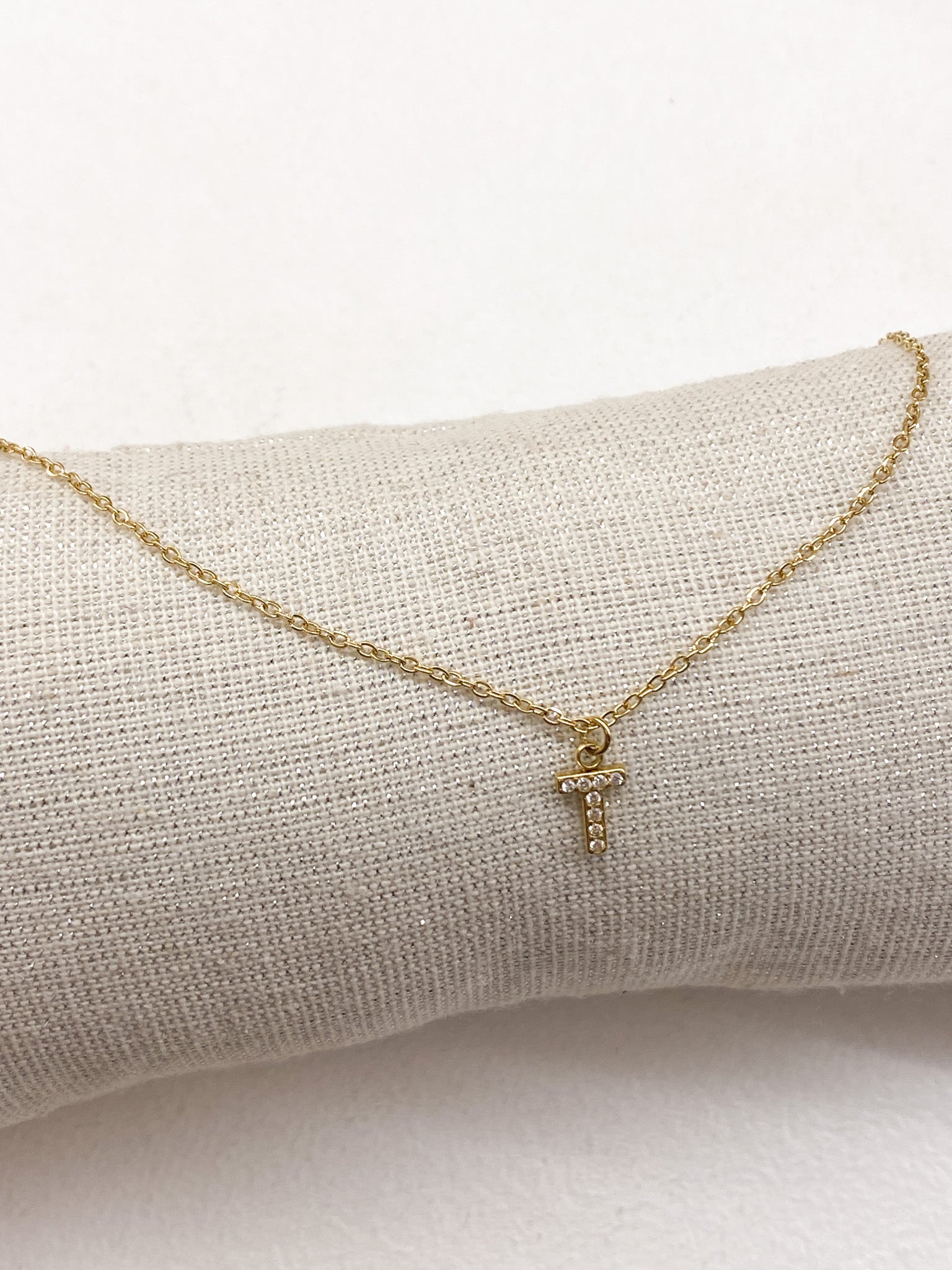 Collier doré personnalisé avec initiale ornée de strass