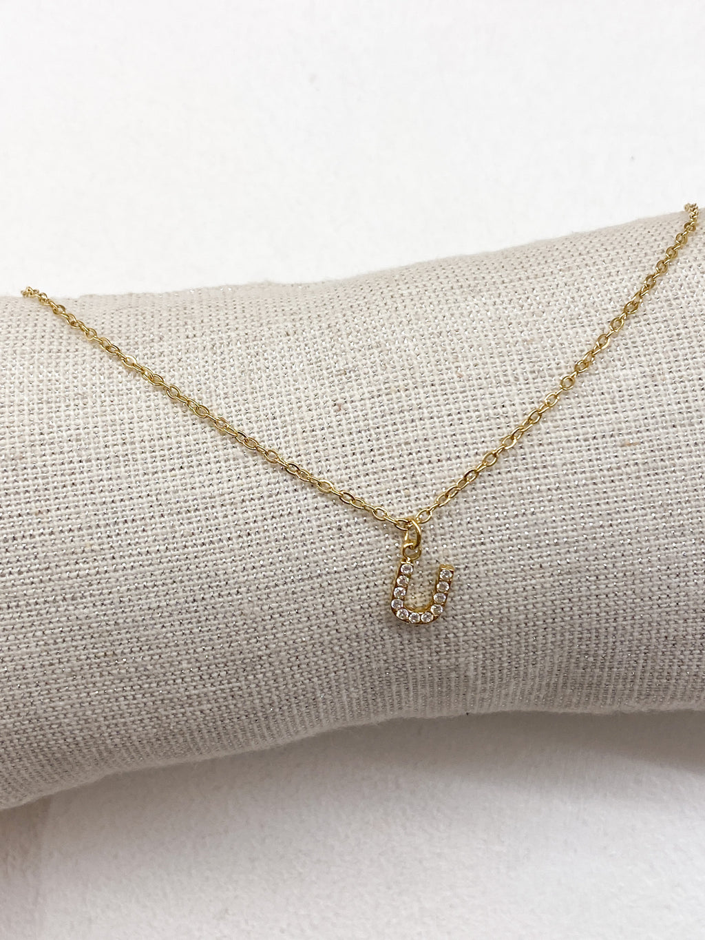 Collier doré personnalisé avec initiale ornée de strass