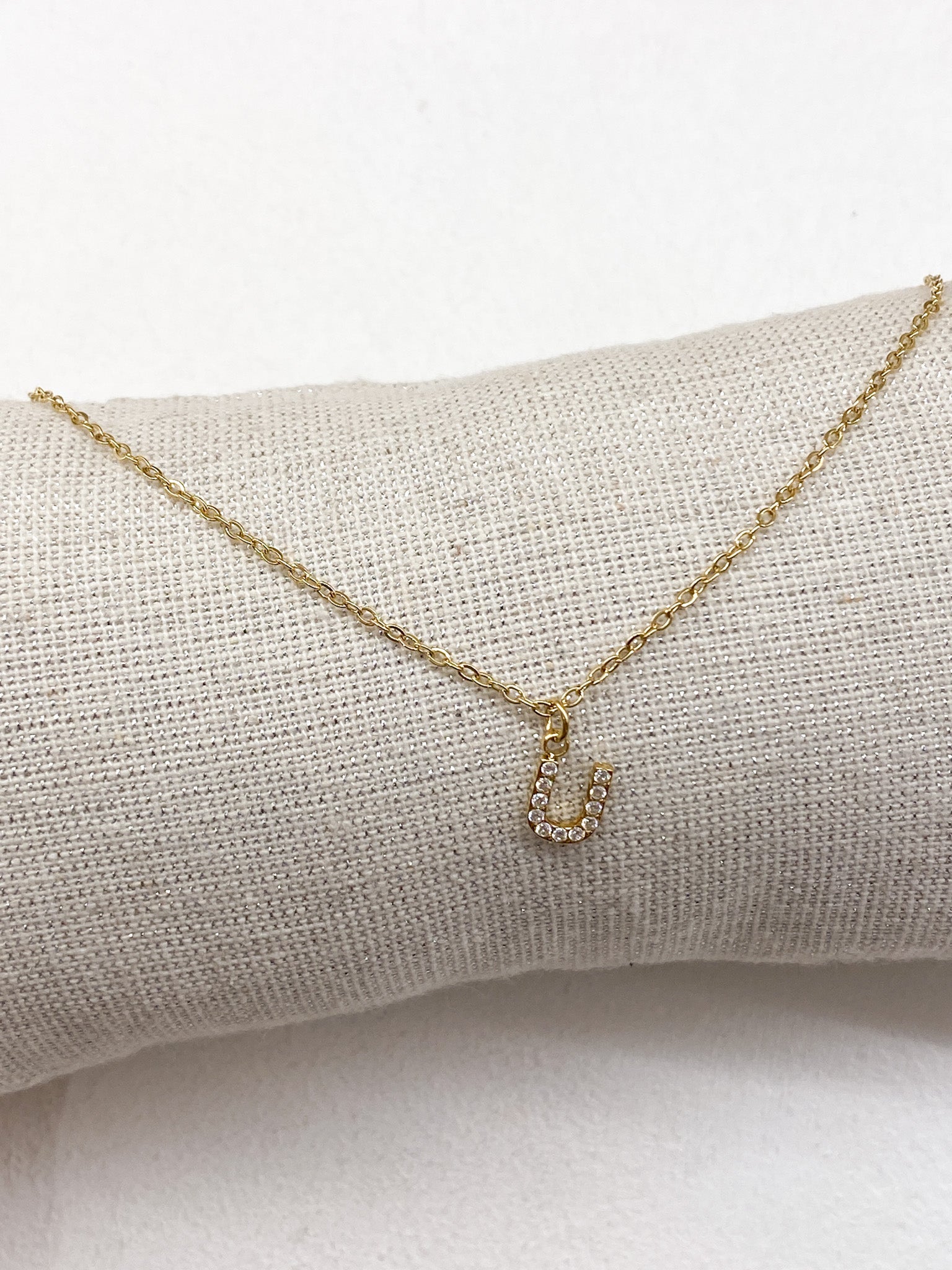 Collier doré personnalisé avec initiale ornée de strass