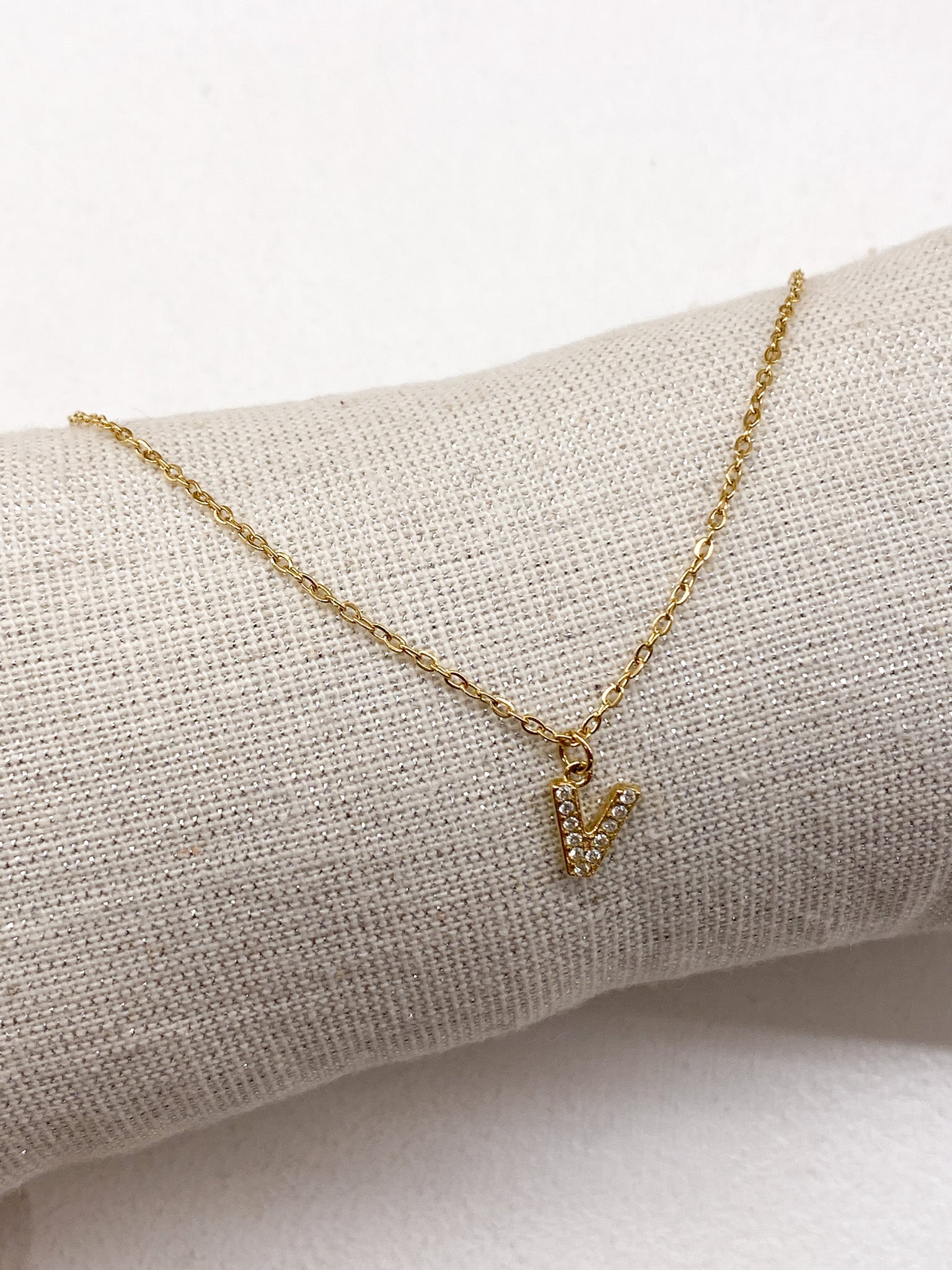 Collier doré personnalisé avec initiale ornée de strass