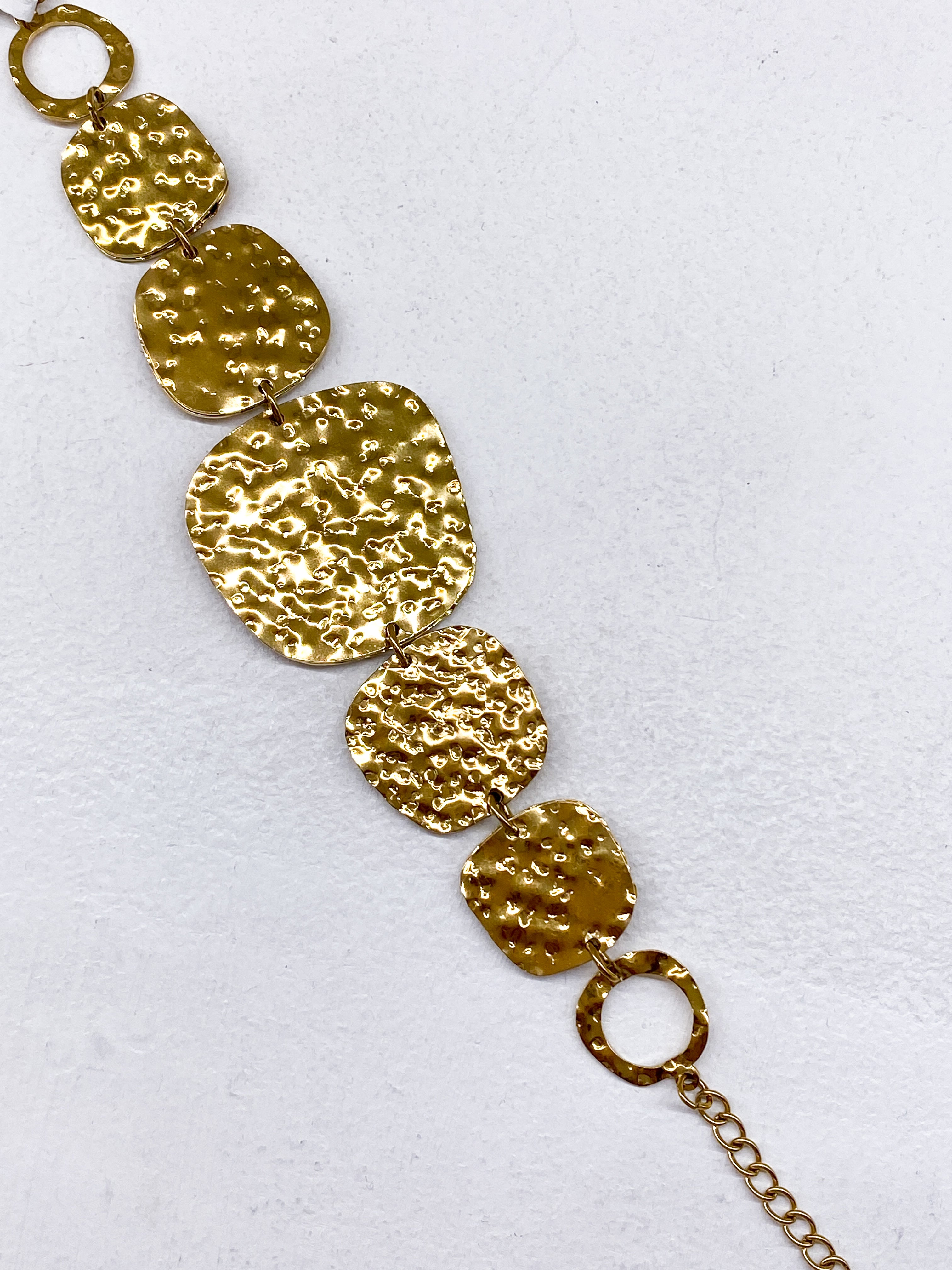 Bracelet large doré à carrés martelés