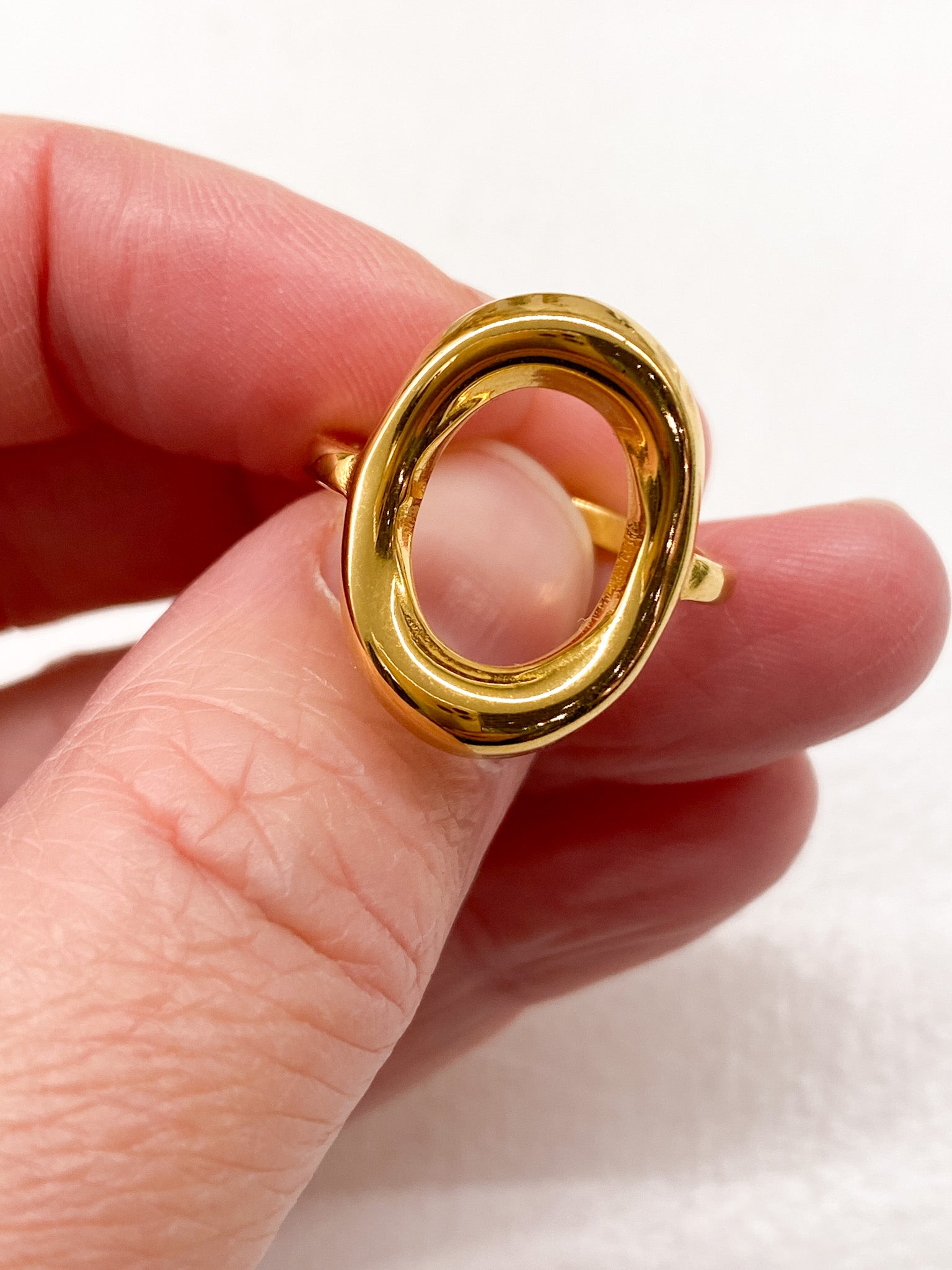 Bague ovale fine en acier inoxydable – contour lisse et brillant